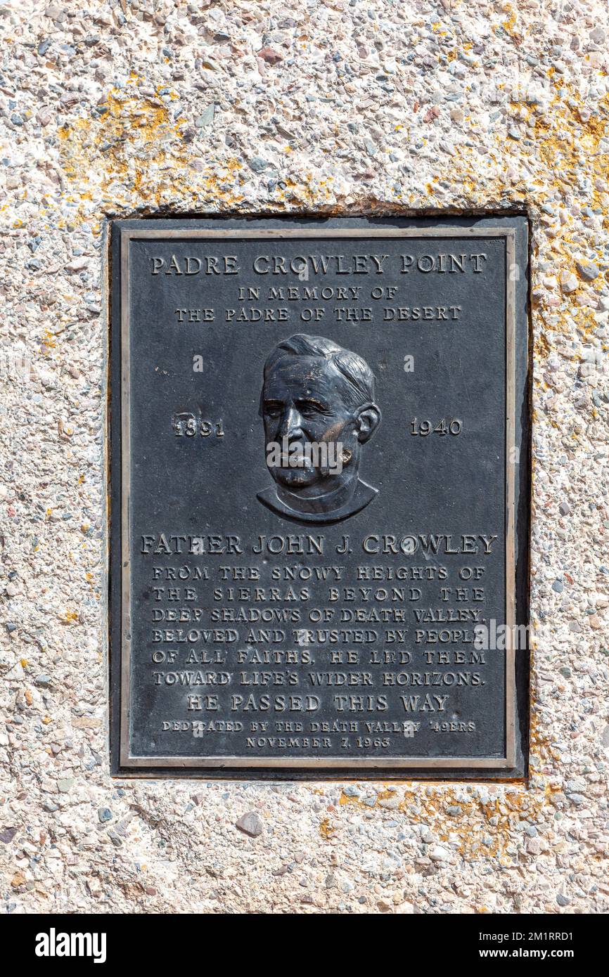 Eine Gedenkplakette für Pater John J. Crowley im Death Valley. Stockfoto