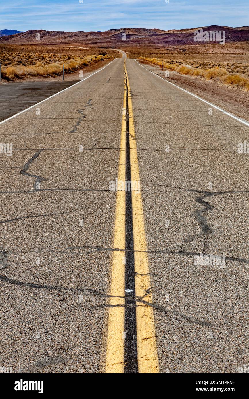 Eine lange, gerade Straße durch Death Valley, Kalifornien. Stockfoto