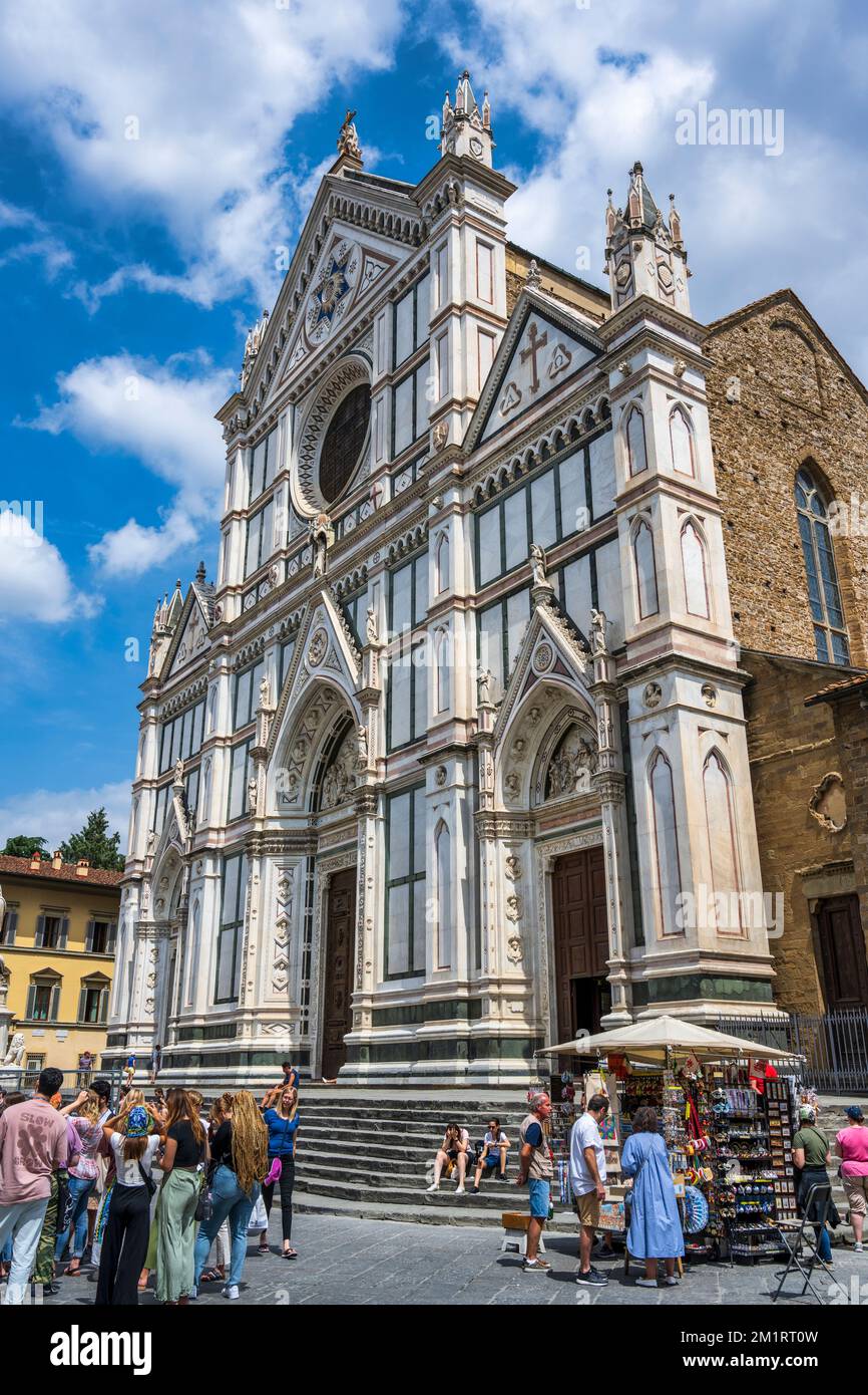 Fassade der Basilika Santa Croce di Firenze von der Piazza di Santa Croce in Florenz, Toskana, Italien Stockfoto