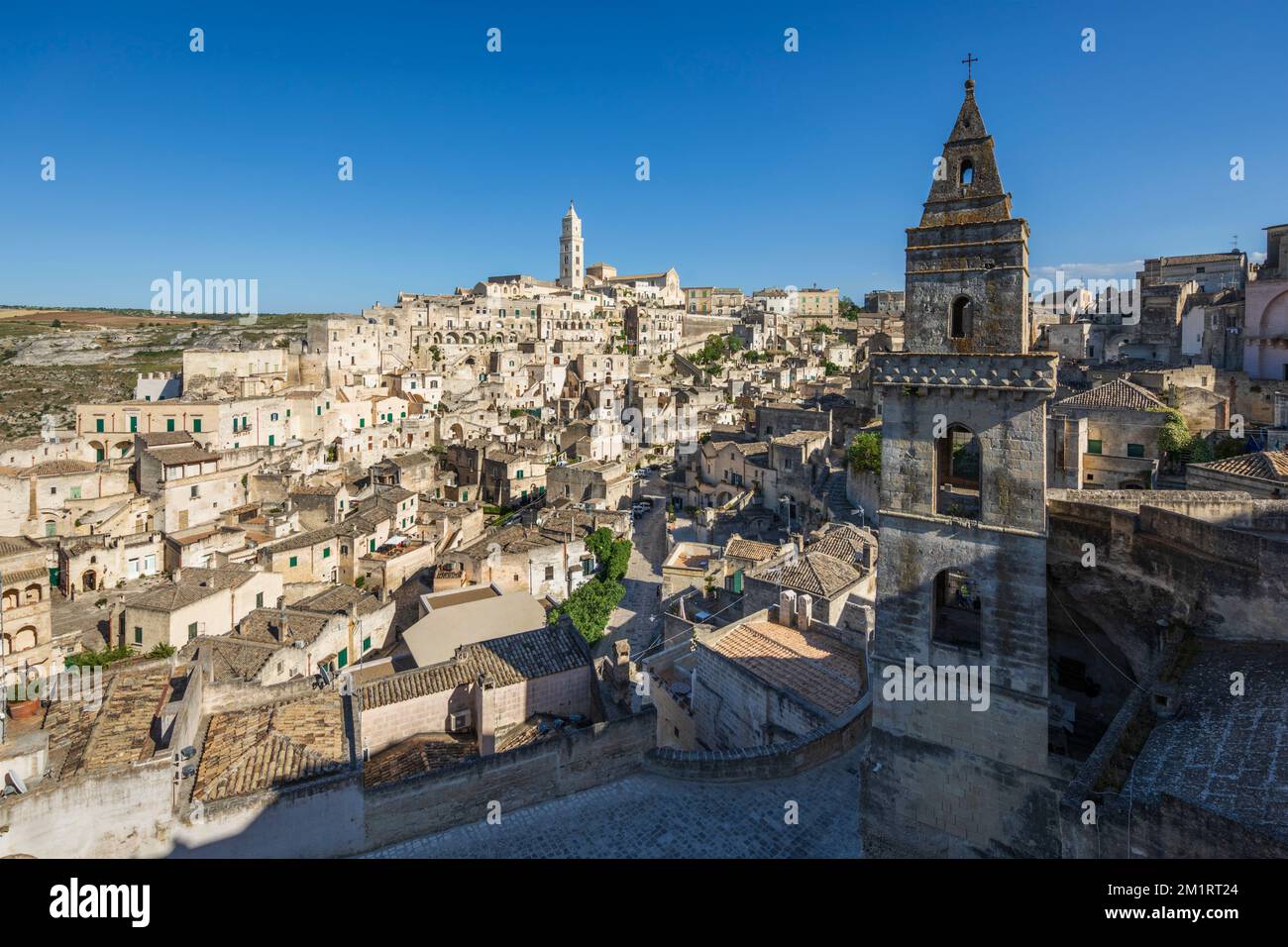 Blick über die Altstadt Sassi di Matera mit dem campanile der Kirche St. Peter Barisano, Matera, Basilikata, Italien, Europa Stockfoto