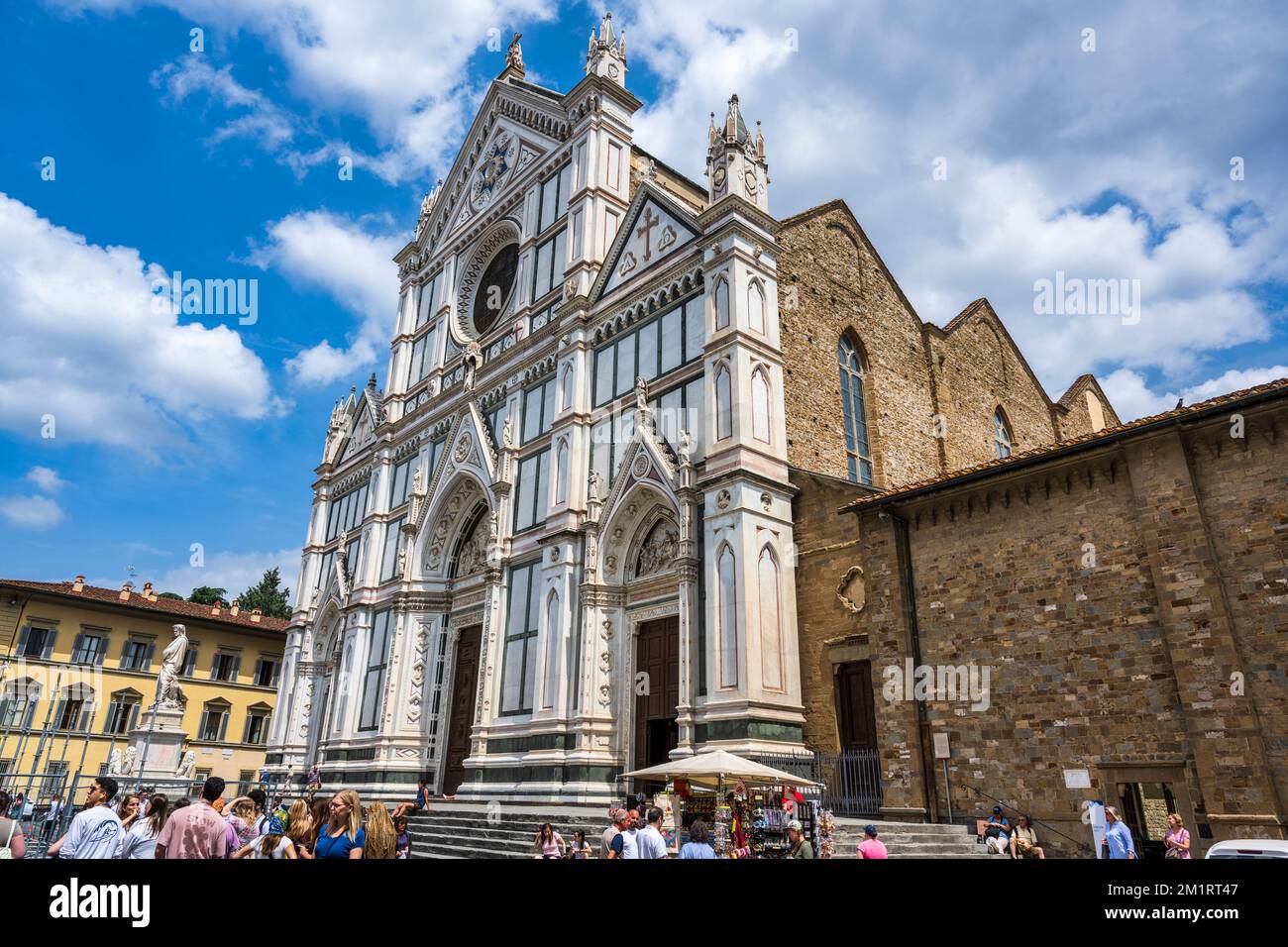 Fassade der Basilika Santa Croce di Firenze von der Piazza di Santa Croce in Florenz, Toskana, Italien Stockfoto