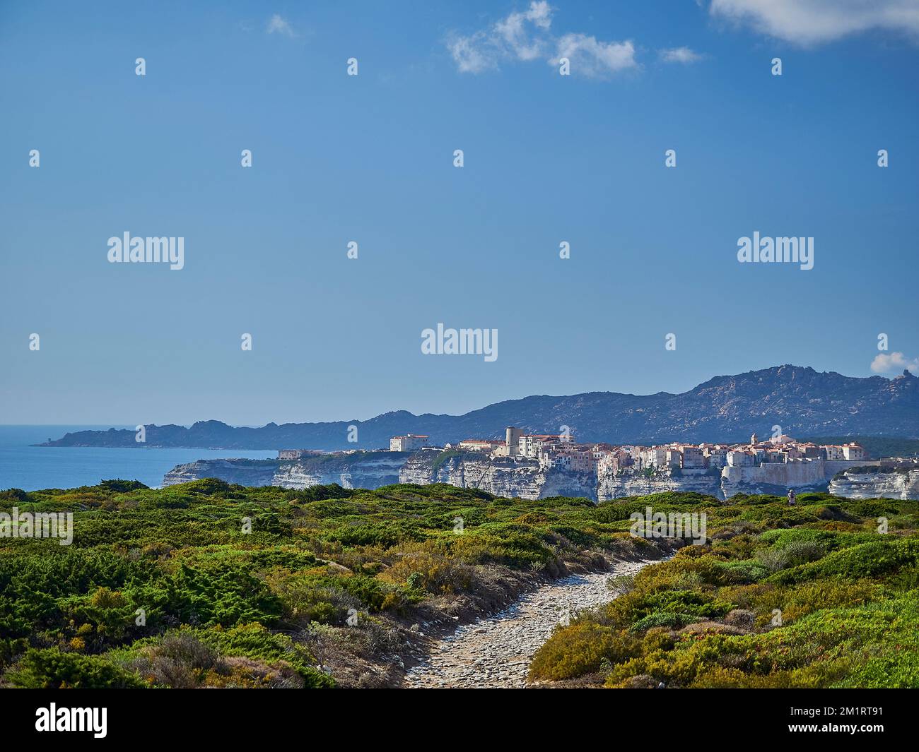 Die Stadt Bonifacio liegt auf einer weißen Klippe, umgeben vom türkisfarbenen Wasser des mittelmeers auf der Insel Korsika, Frankreich Stockfoto