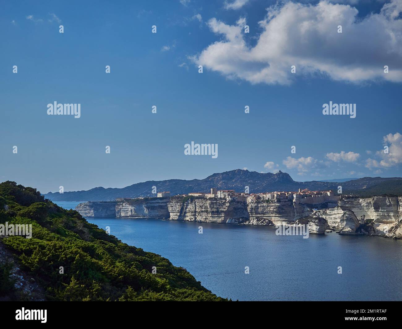 Die Stadt Bonifacio liegt auf einer weißen Klippe, umgeben vom türkisfarbenen Wasser des mittelmeers auf der Insel Korsika, Frankreich Stockfoto
