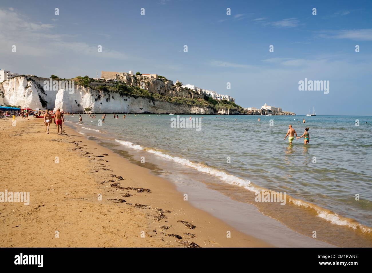 Blick auf den Strand mit der Altstadt von Vieste auf weißen Klippen, Vieste, Gargano-Halbinsel, Provinz Foggia, Apulien, Italien, Europa Stockfoto