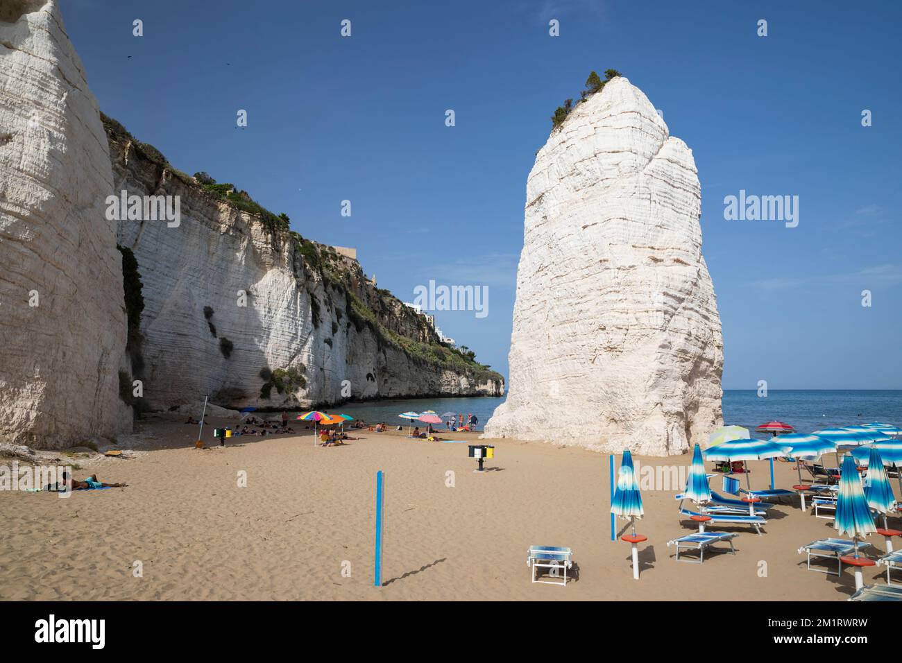 Monolite Pizzomunno am Strand unter weißen Klippen, Vieste, Halbinsel Gargano, Provinz Foggia, Apulien, Italien, Europa Stockfoto