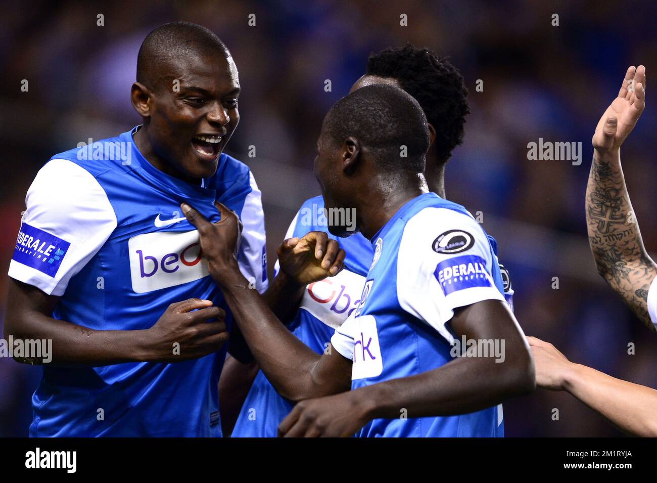 20131019 – GENK, BELGIEN: Genks Derrick Tshimanga feiert nach einem Tor während des Jupiler Pro League-Spiels zwischen RC Genk und Lierse in Genk, Samstag, den 19. Oktober 2013, am 11. Tag der belgischen Fußballmeisterschaft. BELGA FOTO YORICK JANSENS Stockfoto