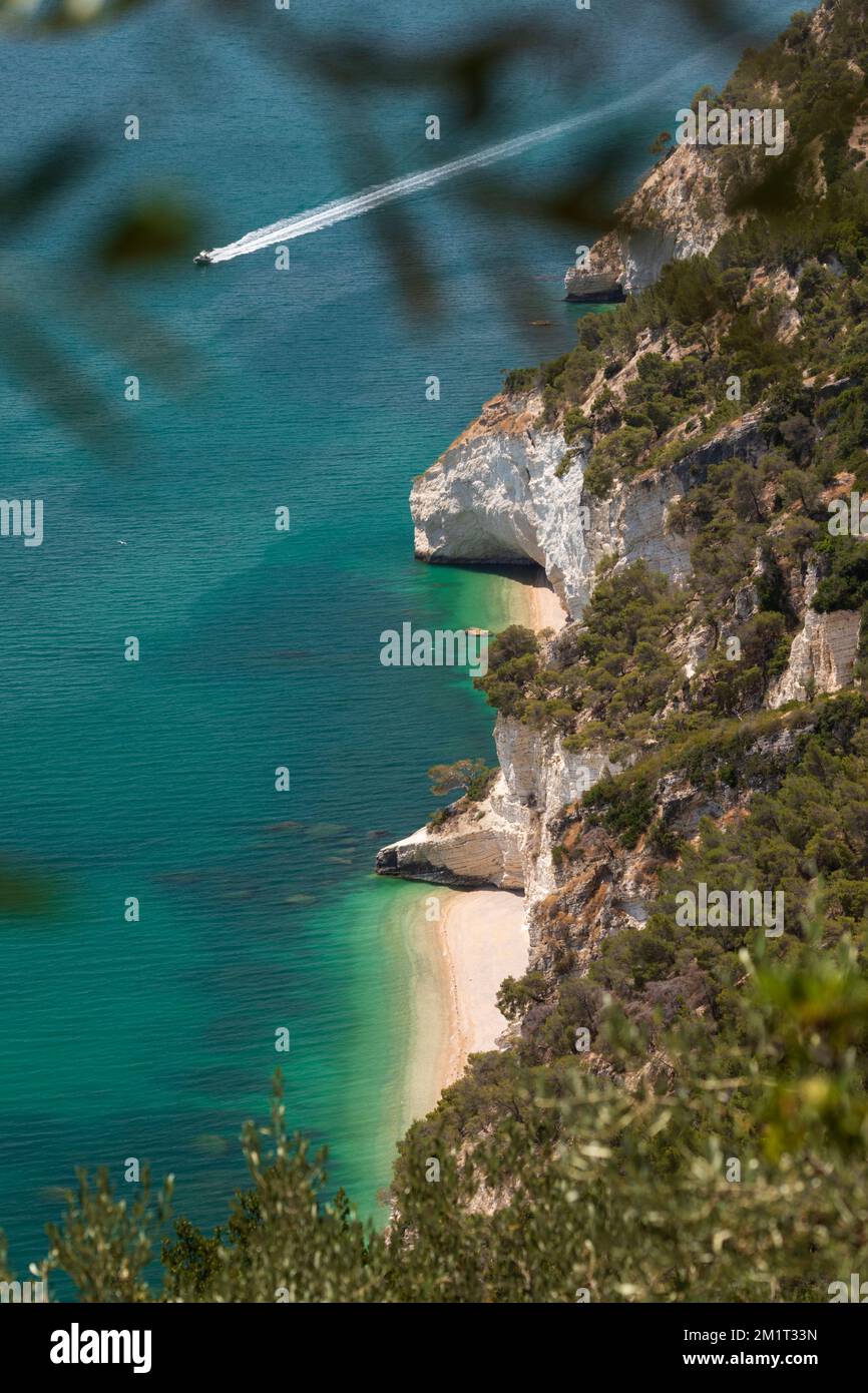 Blick über die Küste von Gargano mit weißen Kalksteinklippen und den Strand Spiaggia della Valle delle Sirene auf der Halbinsel Gargano Stockfoto