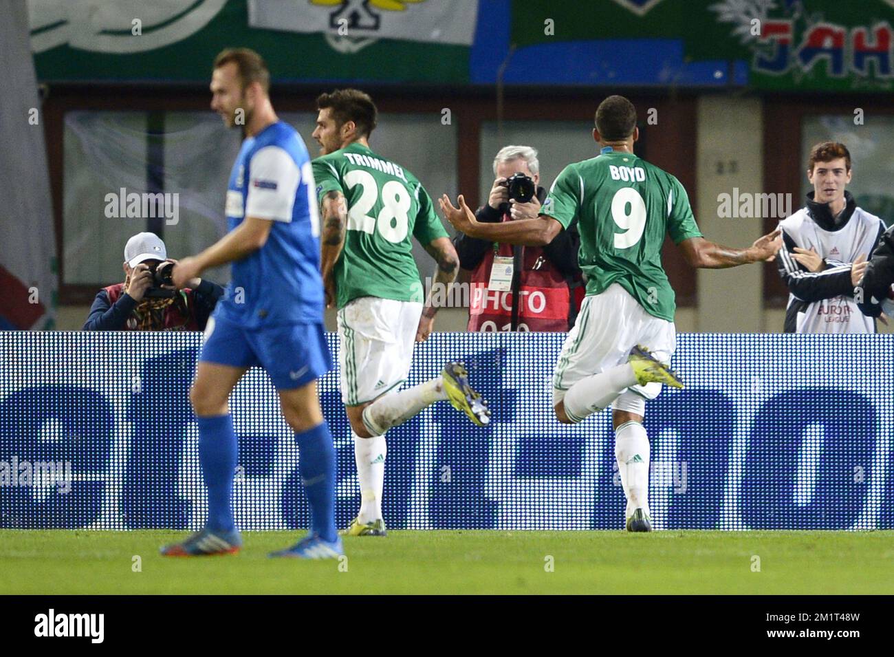 20131107 - WIEN, ÖSTERREICH: Wiens Terrence Boyd feiert nach einem Treffer im Spiel zwischen der österreichischen Mannschaft Rapid Wien und der belgischen RC Genk, viertes Spiel in der Europa-Liga-Gruppenbühne in Gruppe G, Donnerstag, 07. November 2013, im Ernst-Happel-Stadion in Wien, Österreich. BELGA FOTO YORICK JANSENS Stockfoto