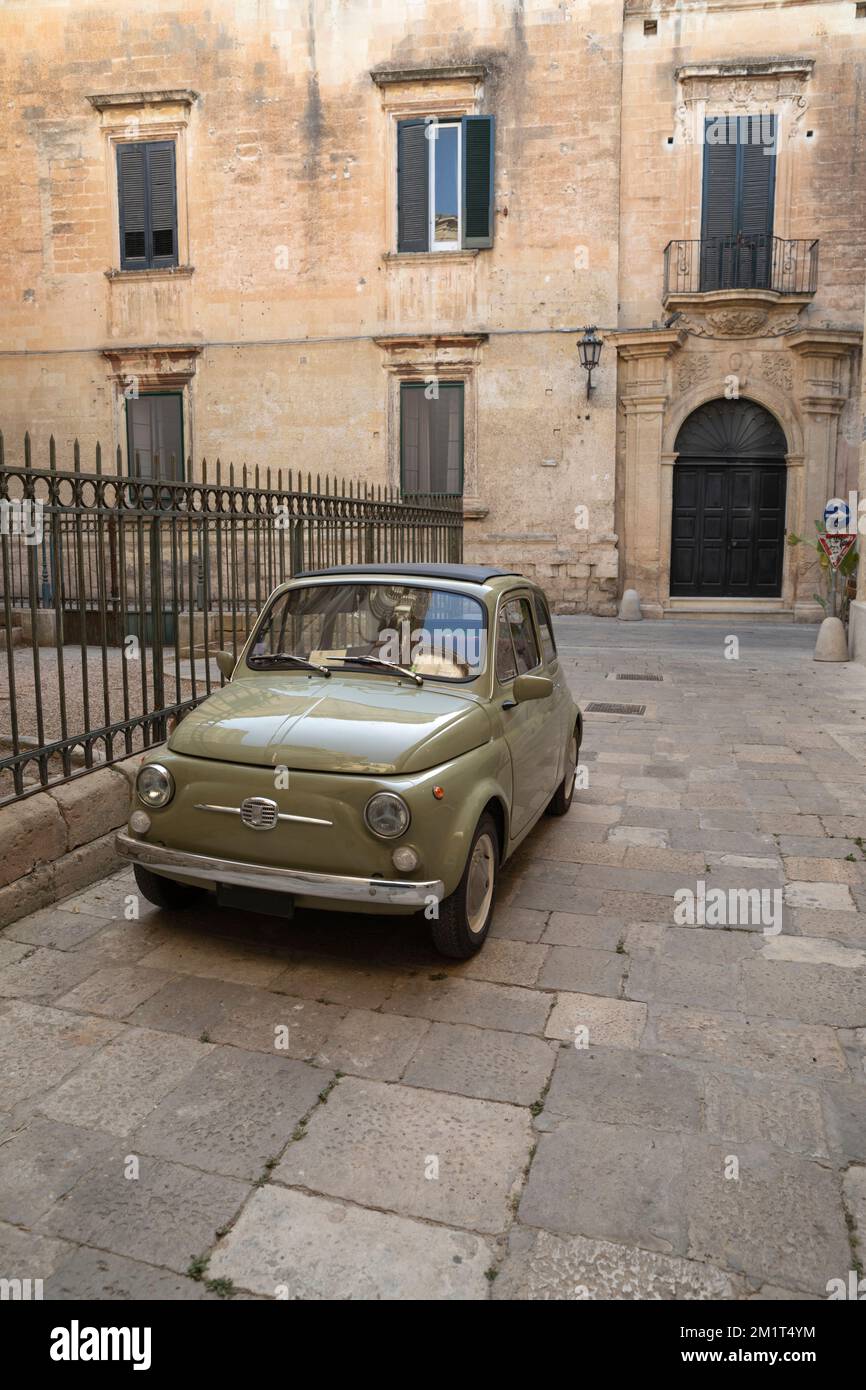 Olivgrüner Fiat 500 in der Altstadt von Lecce, Apulien, Italien, Europa Stockfoto