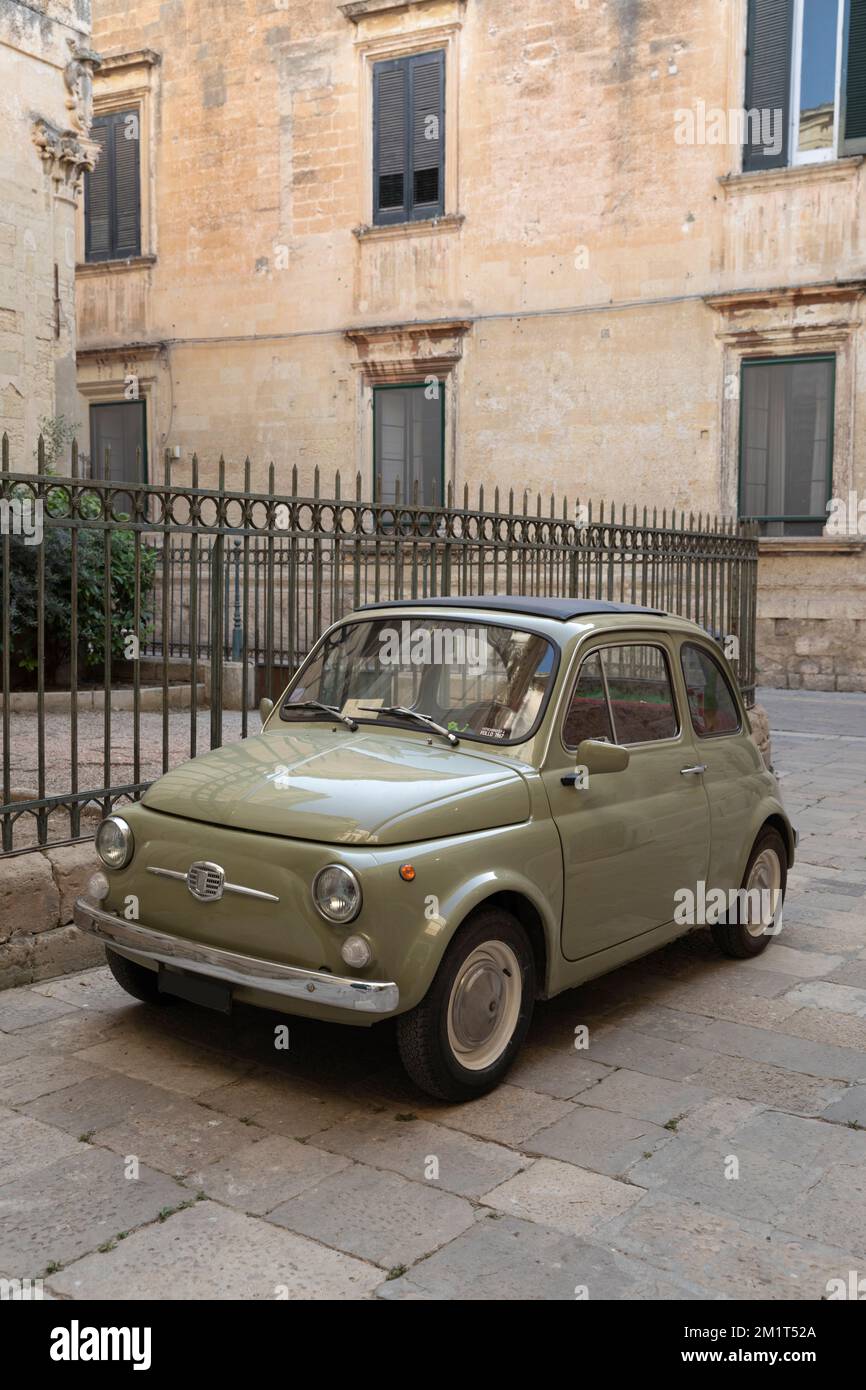 Olivgrüner Fiat 500 in der Altstadt von Lecce, Apulien, Italien, Europa Stockfoto