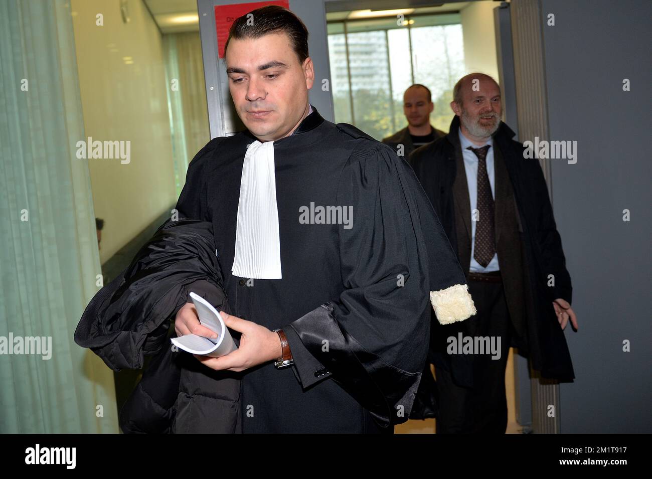 20131125 – GENT, BELGIEN: Rechtsanwalt Bruno Cardoen und Direktor des BBI-ISI Karel Anthonissen verlässt das Gericht nach dem Verfahren gegen den des Steuerbetrugs angeklagten EU-Kommissar Karel De Gucht vor dem Gericht erster Instanz in Gent, Montag, den 25. November 2013. Der BBI-ISI, Special Tax Inspection, untersuchte die Bankkonten von De Gucht und seiner Frau im Rahmen einer Untersuchung. Der BBI-ISI wirft De Gucht vor, keine Steuern auf Gewinne aus Aktien gezahlt zu haben. BELGA FOTO DAVID STOCKMAN Stockfoto