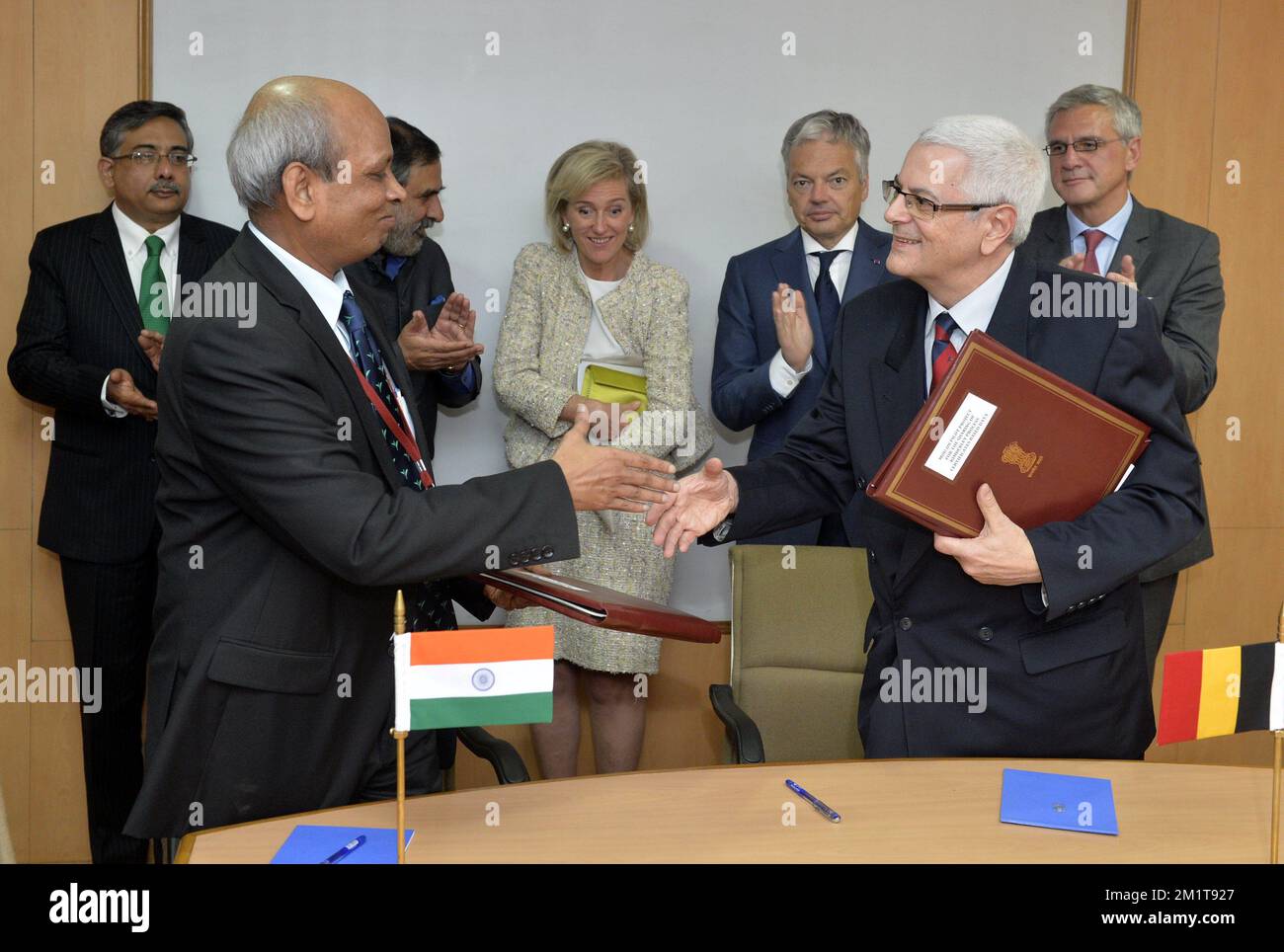 20131125 – NEU-DELHI, INDIEN: ANAND Sharma, Minister für Handel und Industrie, Prinzessin Astrid von Belgien, Vizepremierministerin und Außenminister Didier Reynders, Flämischer Ministerpräsident Kris Peeters (Back), Handelsminister Rao und Jean-Marc Delporte Vorsitzender des Verwaltungsrats, des föderalen öffentlichen Dienstes (FPS), Wirtschaft, KMU, Selbstständige und Energie, abgebildet bei der Unterzeichnung einer Vereinbarung über den Kimberley-Prozess zwischen der Bundesregierung für öffentliche Dienstleistungswirtschaft (Generaldirektion Wirtschaftspotenzial) und dem Ministerium für Handel und Industrie (Handelsministerium) in Neu-Delhi, Indien; Stockfoto