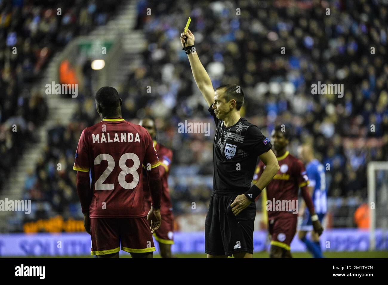 20131128 - WIGAN, VEREINIGTES KÖNIGREICH: Junior Malanda von Essevee erhält eine zweite gelbe Karte vom Schiedsrichter während eines Fußballspiels zwischen der englischen Mannschaft Wigan Athletic F.C. und der belgischen Mannschaft SV Zulte Waregem im DW Stadium in Wigan, Vereinigtes Königreich, Donnerstag, 28. November 2013; Am fünften Tag in der Gruppenphase des Europa-League-Wettbewerbs, in der Gruppe D. BELGA FOTO NICOLAS LAMBERT Stockfoto