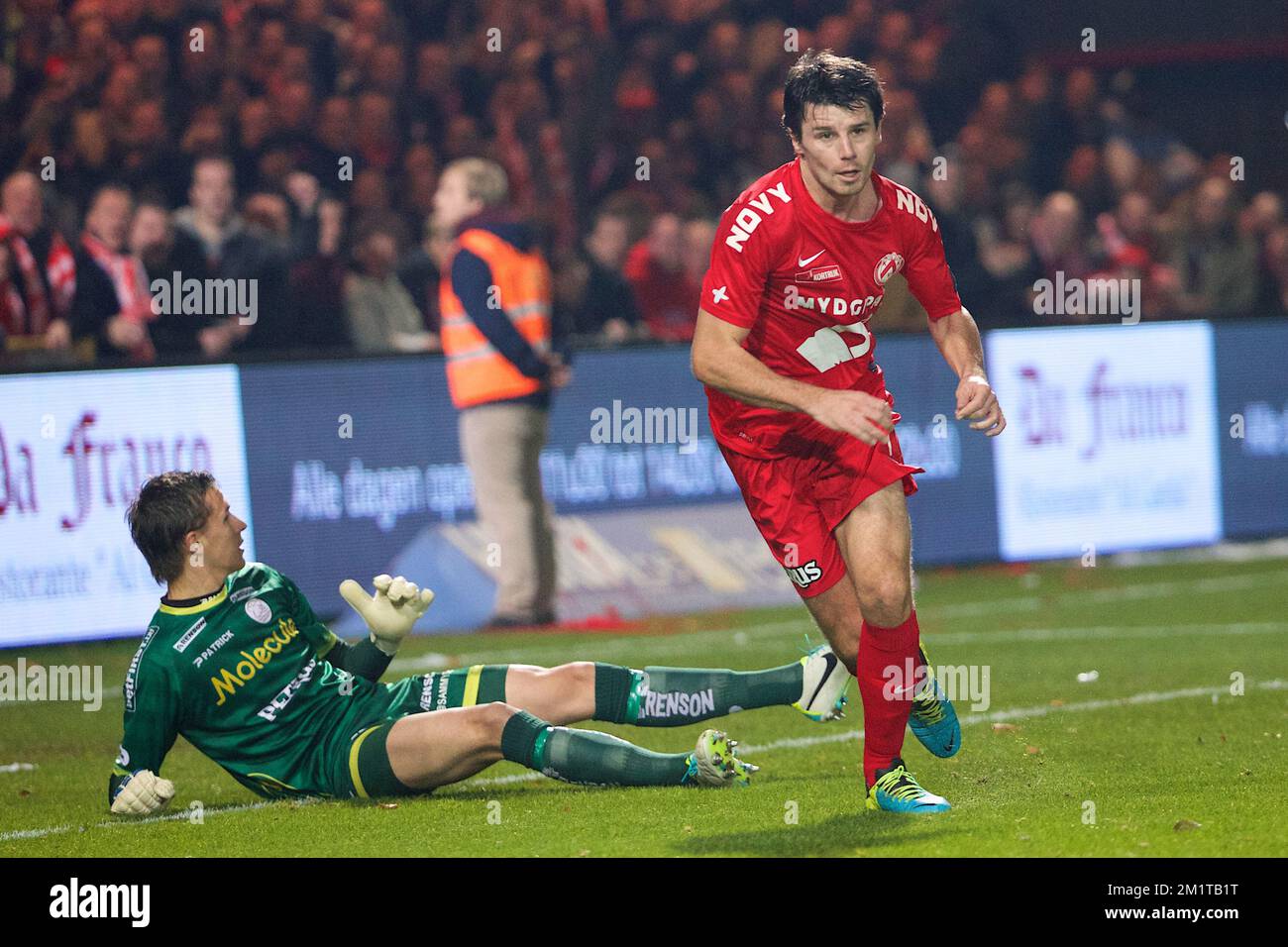 20131201 - KORTRIJK, BELGIEN: Kortrijks Stijn Desmet feiert nach einem Tor beim Spiel der Jupiler Pro League zwischen Kortrijk und Zulte Waregem in Kortrijk, Sonntag, den 01. Dezember 2013, am 17. Tag der belgischen Fußballmeisterschaft. BELGA FOTO KURT DESPLENTER Stockfoto