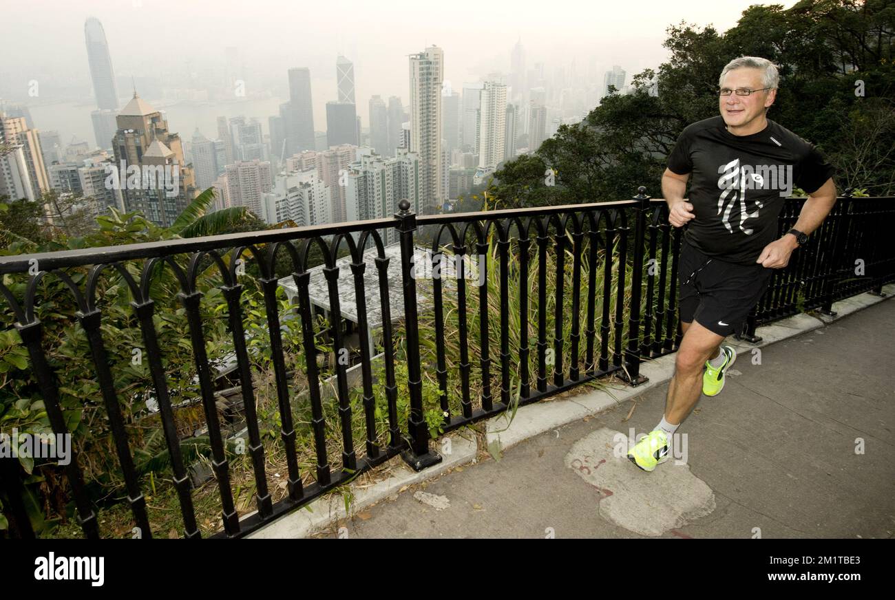 20131204 – HONGKONG, CHINA: Flämischer Ministerpräsident Kris Peeters kommt an einem Ort namens „The Peak“ in Hongkong vorbei, wo er am zweiten Tag einer Wirtschaftsmission anlässlich der Veranstaltung „Hong Kong Business of Design Week (BoDW)“ in Hongkong einen Run abhält. Sonderverwaltungsregion der Volksrepublik China, Mittwoch, 04. Dezember 2013. Zu Königin Mathilde von Belgien kommen Minister der verschiedenen Regionen. BELGA FOTO BENOIT DOPPPAGNE Stockfoto