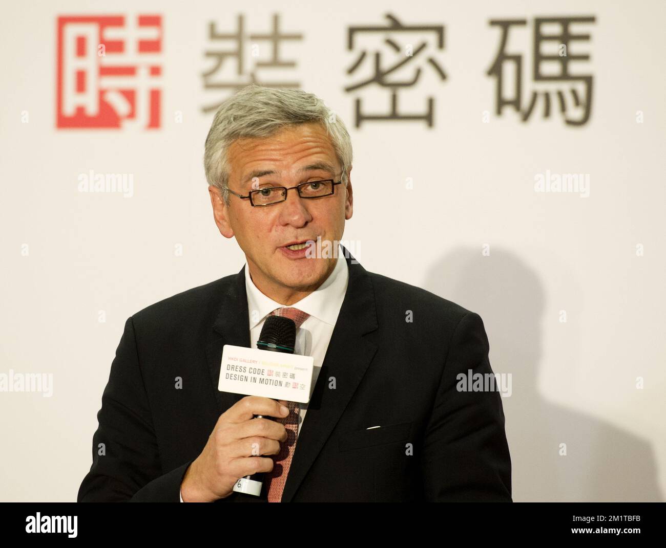 20131204 – HONGKONG, CHINA: Flämischer Ministerpräsident Kris Peeters hält anlässlich der Eröffnung der Ausstellungen „Dress Code“ und „Design in Motion“ am zweiten Tag einer Wirtschaftsmission anlässlich der Veranstaltung „Hong Kong Business of Design Week (BoDW)“ in Hongkong eine Rede. Sonderverwaltungsregion der Volksrepublik China, Mittwoch, 04. Dezember 2013. Zu Königin Mathilde von Belgien kommen Minister der verschiedenen Regionen. BELGA FOTO BENOIT DOPPPAGNE Stockfoto