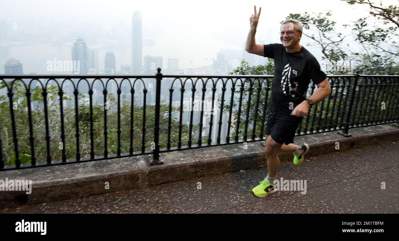 20131204 – HONGKONG, CHINA: Flämischer Ministerpräsident Kris Peeters kommt an einem Ort namens „The Peak“ in Hongkong vorbei, wo er am zweiten Tag einer Wirtschaftsmission anlässlich der Veranstaltung „Hong Kong Business of Design Week (BoDW)“ in Hongkong einen Run abhält. Sonderverwaltungsregion der Volksrepublik China, Mittwoch, 04. Dezember 2013. Zu Königin Mathilde von Belgien kommen Minister der verschiedenen Regionen. BELGA FOTO BENOIT DOPPPAGNE Stockfoto