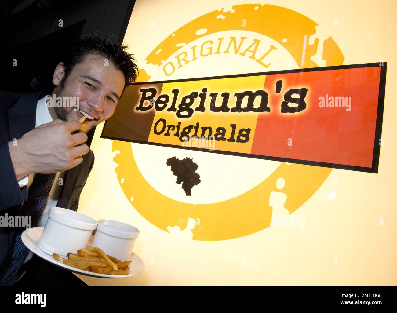 20131204 – HONGKONG, CHINA: Belgischer Betriebsleiter der Original Ltd, Waedong, isst während der Eröffnungszeremonie des belgischen Restaurants Originals in Hongkong am zweiten Tag einer Wirtschaftsmission anlässlich der Veranstaltung „Hong Kong Business of Design Week (BoDW)“ in Hongkong belgische Pommes frites. Sonderverwaltungsregion der Volksrepublik China, Mittwoch, 04. Dezember 2013. Zu Königin Mathilde von Belgien kommen Minister der verschiedenen Regionen. BELGA FOTO BENOIT DOPPPAGNE Stockfoto