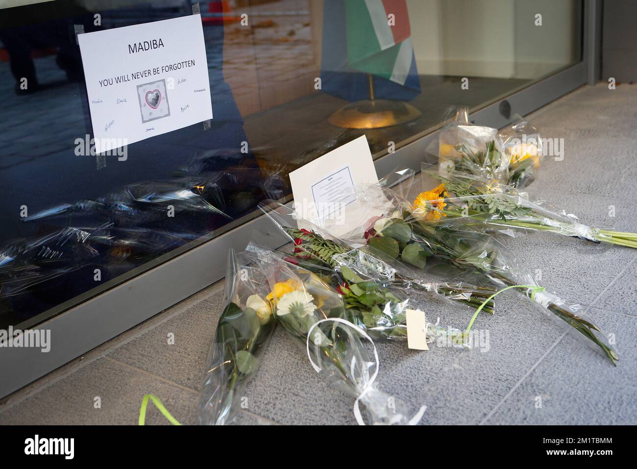 Abbildung zeigt Blumen und Noten des Porträts von Nelson Mandela in der Botschaft Südafrikas in Brüssel, Freitag, den 06. Dezember 2013, um dem Tod des ehemaligen südafrikanischen Präsidenten Nelson Mandela am 5.. Dezember in Johannesburg Tribut zu zollen. Stockfoto