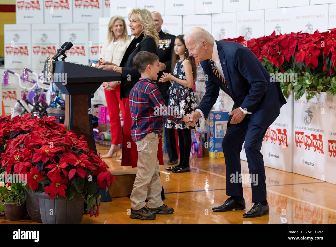 Arlington, Usa. 12.. Dezember 2022. USA Präsident Joe Biden gratuliert einem Jungen, nachdem er ein Gedicht während einer Marine Corps Reserve Sorting Event for Toys for Tots with First Lady Jill Biden auf der Joint Base Myer-Henderson Hall am 12. Dezember 2022 in Arlington, Virginia, gelesen hat. Kredit: Adam Schultz/White House Photo/Alamy Live News Stockfoto