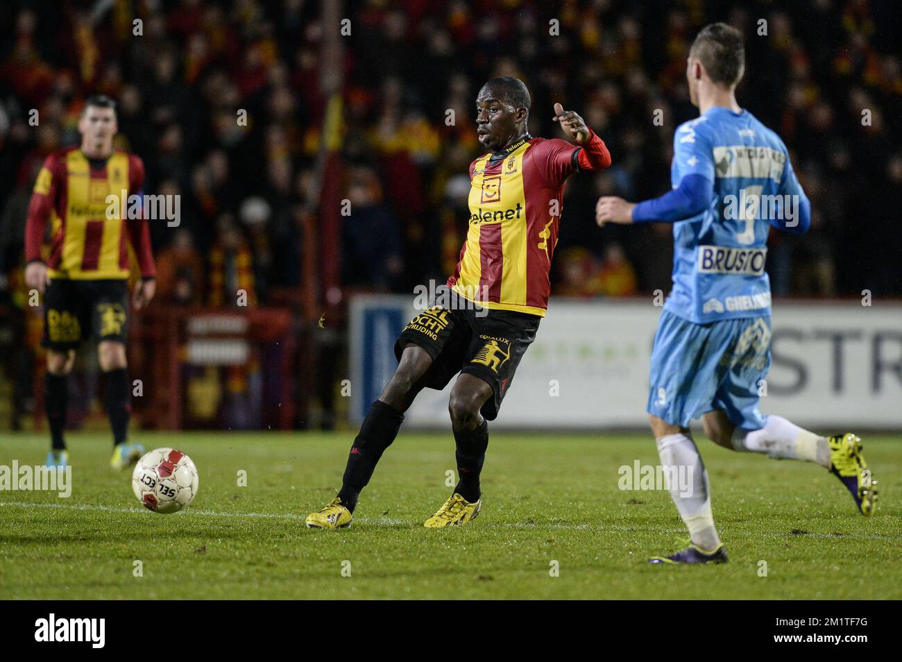 20131221 – MECHELEN, BELGIEN: Mechels Wilson Kamavuaka und Kortrijks Teddy Chevalier kämpfen um den Ball während des Spiels der Jupiler Pro League zwischen KV Mechelen und KV Kortrijk in Mechelen, Samstag, den 21. Dezember 2013, am 20. Tag der belgischen Fußballmeisterschaft. BELGA FOTO JASPER JACOBS Stockfoto