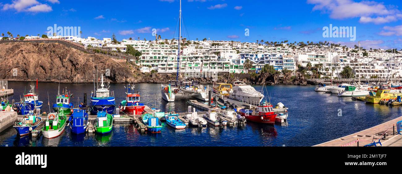 Wahrzeichen und Städte der Insel Lanzarote. Alter Hafen von Puerto del Carmen. Hafen mit bunten Angeln und Segelbooten. Kanarische Insel Spanien. - Nein Stockfoto