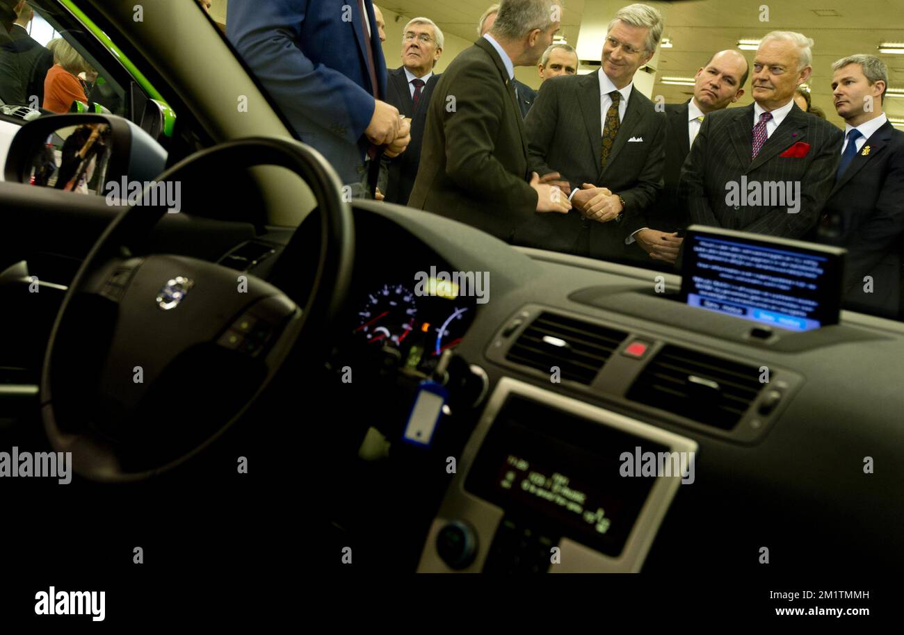 20140115 - BRÜSSEL, BELGIEN: König Philippe - Filip von Belgien hört bei einem königlichen Besuch zur offiziellen Eröffnung der europäischen Motorshow 92. in Brüssel Informationen über das Elektroauto Volvo C30 eDrive. Die vom 16. Bis 26. Januar auf der Brüsseler Expo am Mittwoch, dem 15. Januar 2014, öffentlich zugänglich ist. BELGA FOTO BENOIT DOPPPAGNE Stockfoto