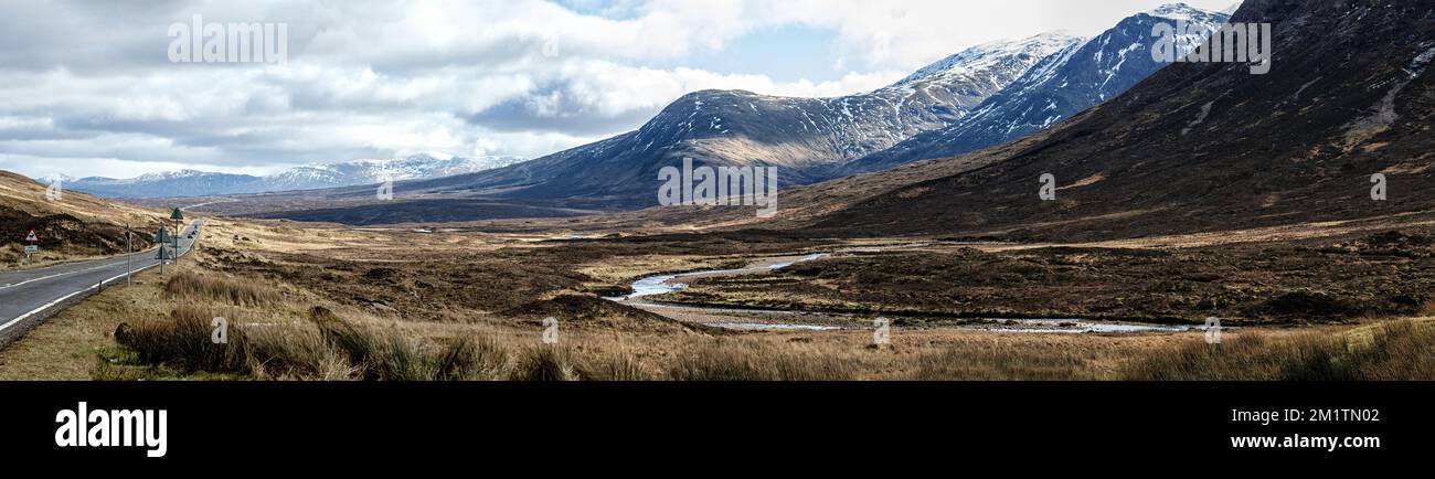 Blick auf die Berge, die Straße und das Tal auf dem Gipfel von Glencoe im Hochland Schottlands. Stockfoto