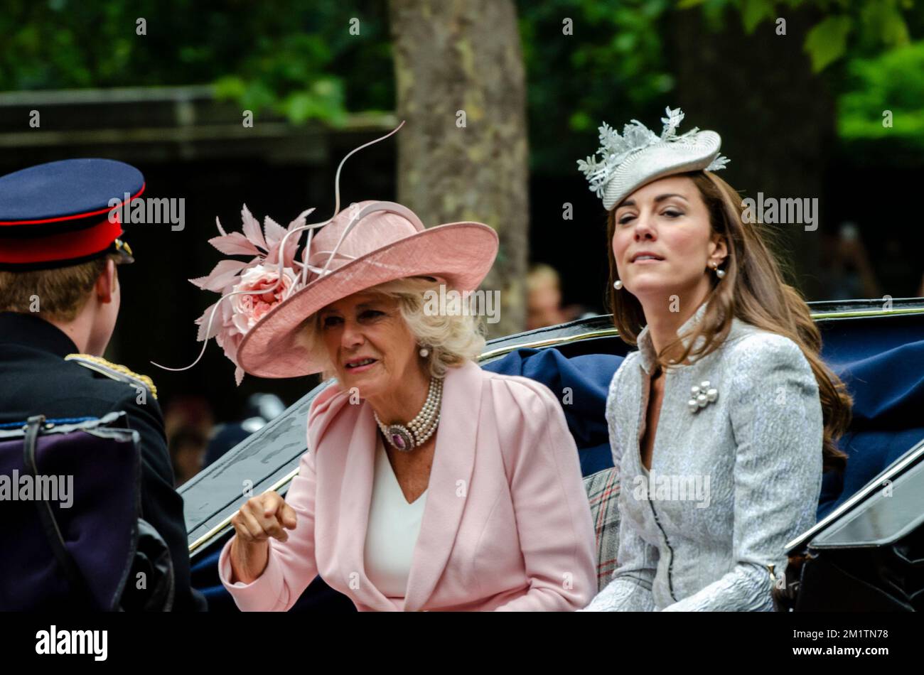 Camilla, Herzogin von Cornwall, Kate Middleton, Herzogin von Cambridge, in einer Kutsche bei Trooping the Colour 2014 in The Mall, London. Mit Prinz Harry Stockfoto