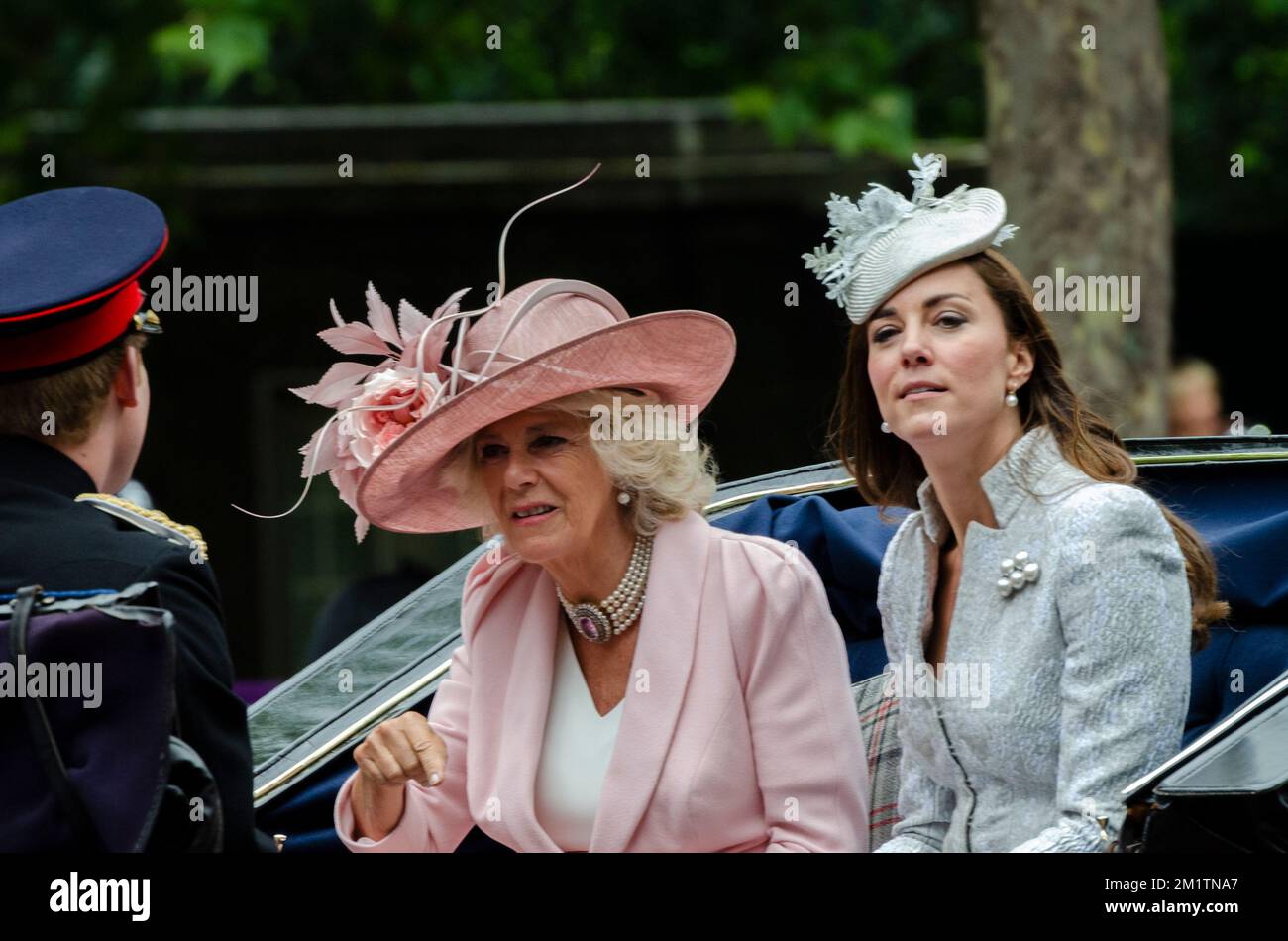 Camilla, Herzogin von Cornwall, Kate Middleton, Herzogin von Cambridge, in einer Kutsche bei Trooping the Colour 2014 in The Mall, London. Mit Prinz Harry Stockfoto