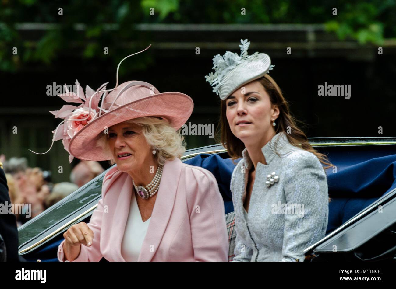 Camilla, Herzogin von Cornwall, Kate Middleton, Herzogin von Cambridge, in einer Kutsche bei Trooping the Colour 2014 in The Mall, London, Großbritannien Stockfoto