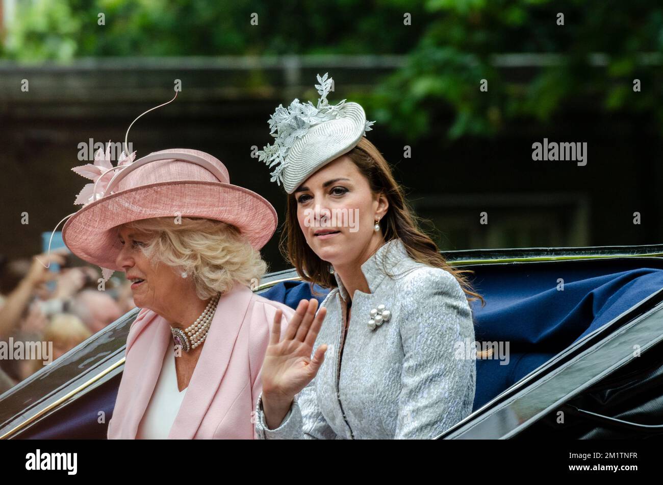 Camilla, Herzogin von Cornwall, Kate Middleton, Herzogin von Cambridge, in einer Kutsche bei Trooping the Colour 2014 in The Mall, London, Großbritannien. Winkend Stockfoto