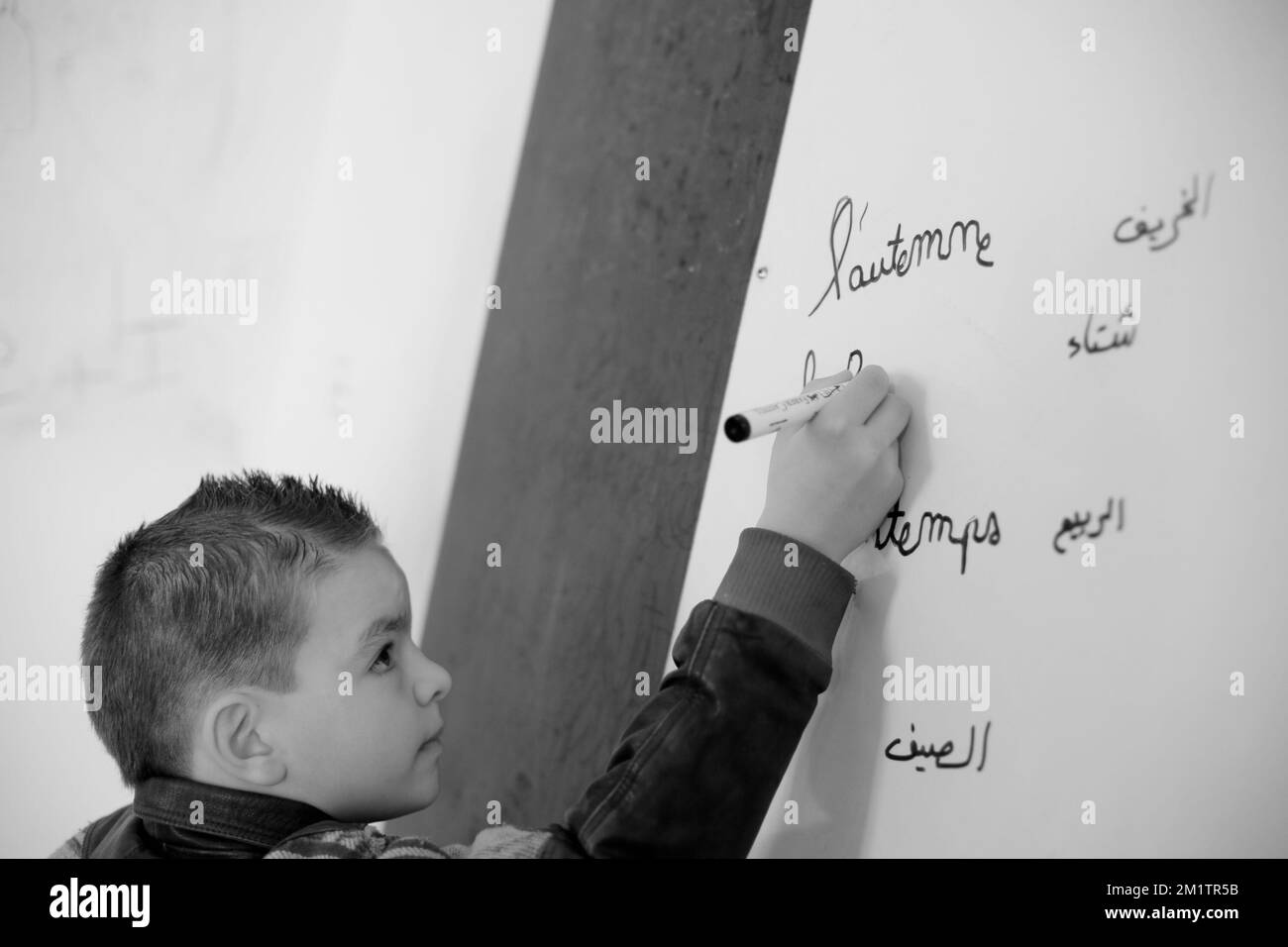 20140122 - BEKAA VALLEY, LIBANON: Syrische Kriegsflüchtlinge versuchen, es ins Bekaa Valley zu schaffen. Im Bekaa-Tal des Libanon leben über 700.000 Syrer, die aus dem Krieg geflohen sind. Auf dem Foto: Syrische Kinder lernen Französisch in einer libanesischen Schule in Al-Ain. Stockfoto