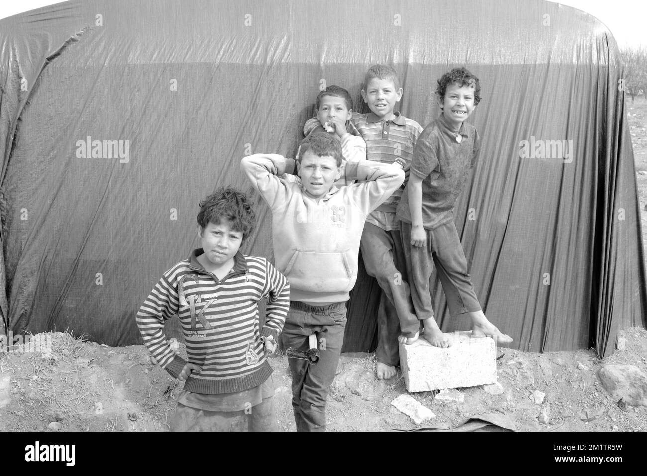 20140122 - BEKAA VALLEY, LIBANON: Syrische Kriegsflüchtlinge versuchen, es ins Bekaa Valley zu schaffen. Im Bekaa-Tal des Libanon leben über 700.000 Syrer, die aus dem Krieg geflohen sind. Auf dem Bild: Syrer erhalten medizinische Hilfe von einem mobilen Klinikwagen, der von Amel, einer in der Ebene von Al-Ain tätigen NRO, eingesetzt wird, um Flüchtlingen zu helfen. Stockfoto