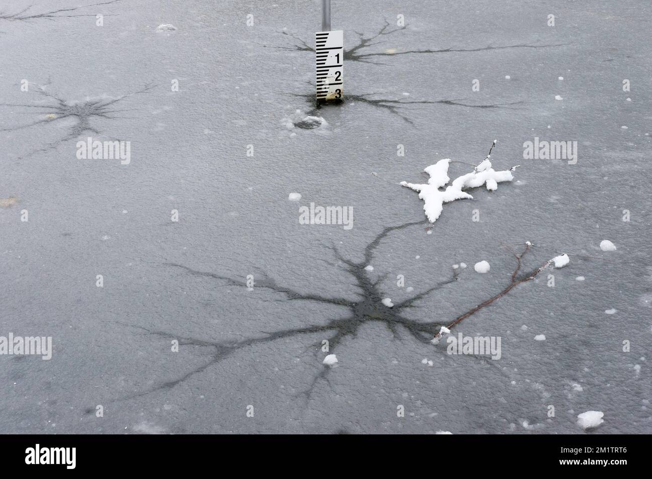 Zerbrochenes, dünnes Eis auf einem gefrorenen Teich. UK Stockfoto