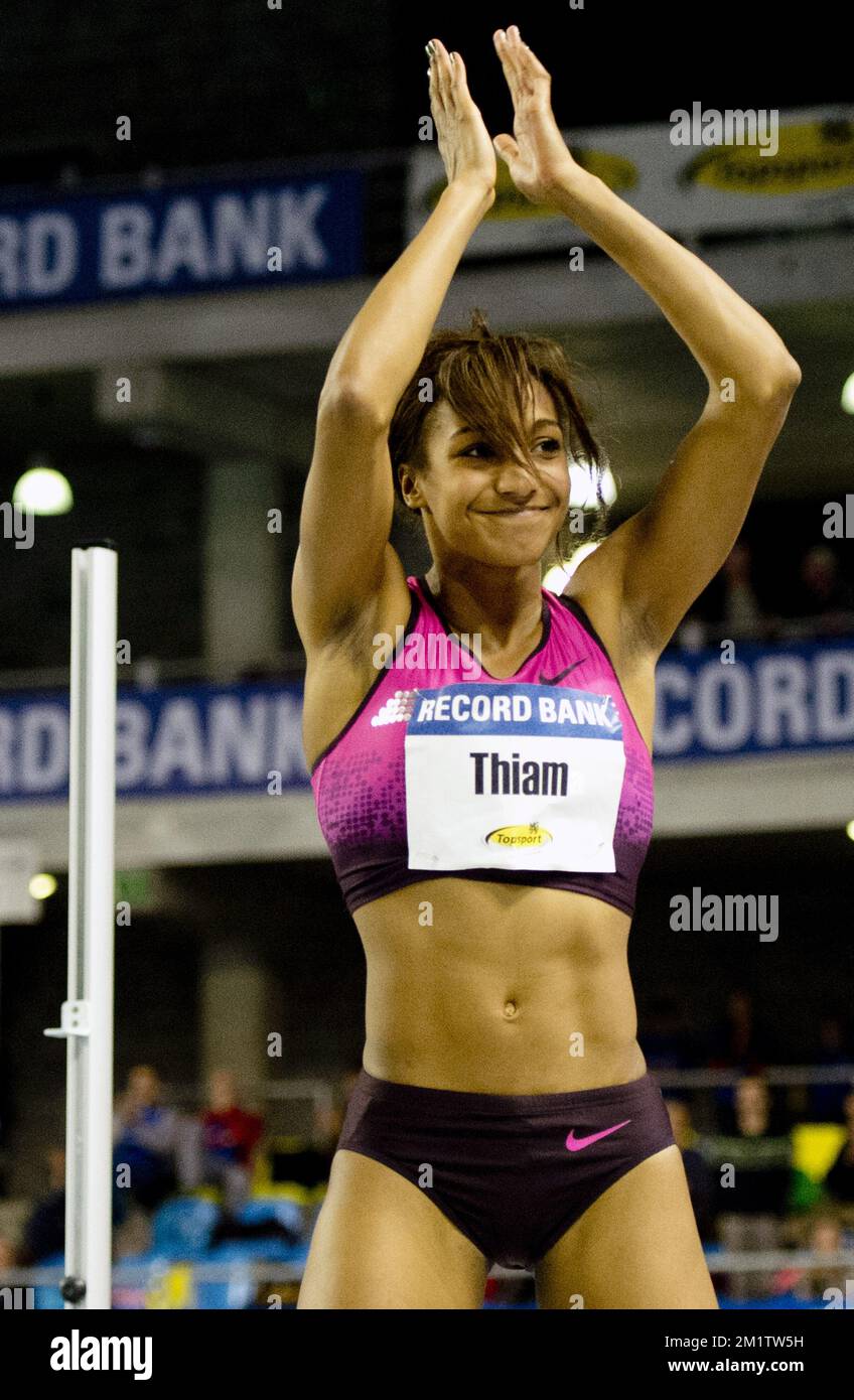 20140209 – GENT, BELGIEN: Die belgische Thiam Nafissatou feiert ihre Qualifikation für die Weltmeisterschaft Indoor mit einem Sprung von 1m94 beim Hochsprung der Frauen auf dem Flanders Indoor IAAF Athletics Meeting am Sonntag, den 09. Februar 2014 in Gent. BELGA FOTO BENOIT DOPPPAGNE Stockfoto