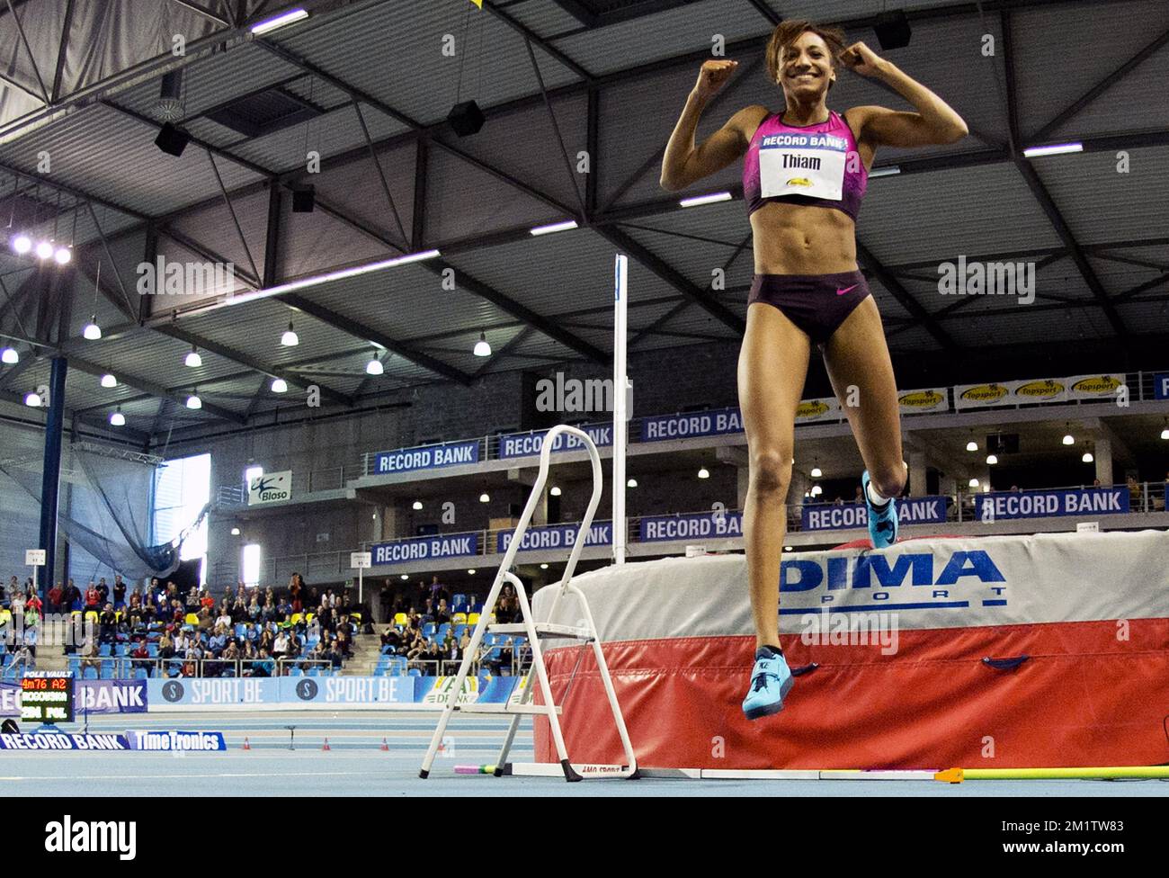 20140209 – GENT, BELGIEN: Die belgische Thiam Nafissatou feiert ihre Qualifikation für die Weltmeisterschaft Indoor mit einem Sprung von 1m94 beim Hochsprung der Frauen auf dem Flanders Indoor IAAF Athletics Meeting am Sonntag, den 09. Februar 2014 in Gent. BELGA FOTO BENOIT DOPPPAGNE Stockfoto