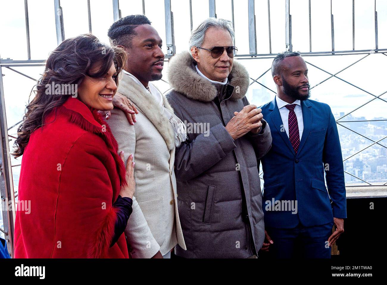 New York, New York, USA. 12. Dezember 2022. Veronica Berti Bocelli, Malcolm J. Merriweather, Andrea Bocelli, Gast bei der Celebration of Andrea Bocelli Foundations innovatives Musikbildungsprojekt ABF VOICES OF im Empire State Building. Kredit: Steve Mack/Alamy Stockfoto