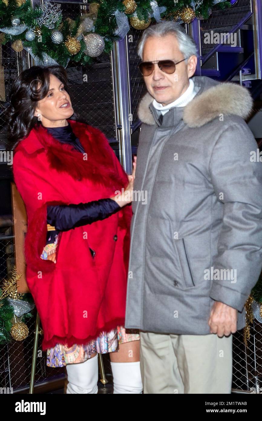 New York, New York, USA. 12. Dezember 2022. Veronica Berti Bocelli, Andrea Bocelli bei der Feier der Andrea Bocelli-Stiftung innovatives Musikbildungsprojekt ABF VOICES OF the Empire State Building. Kredit: Steve Mack/Alamy Stockfoto