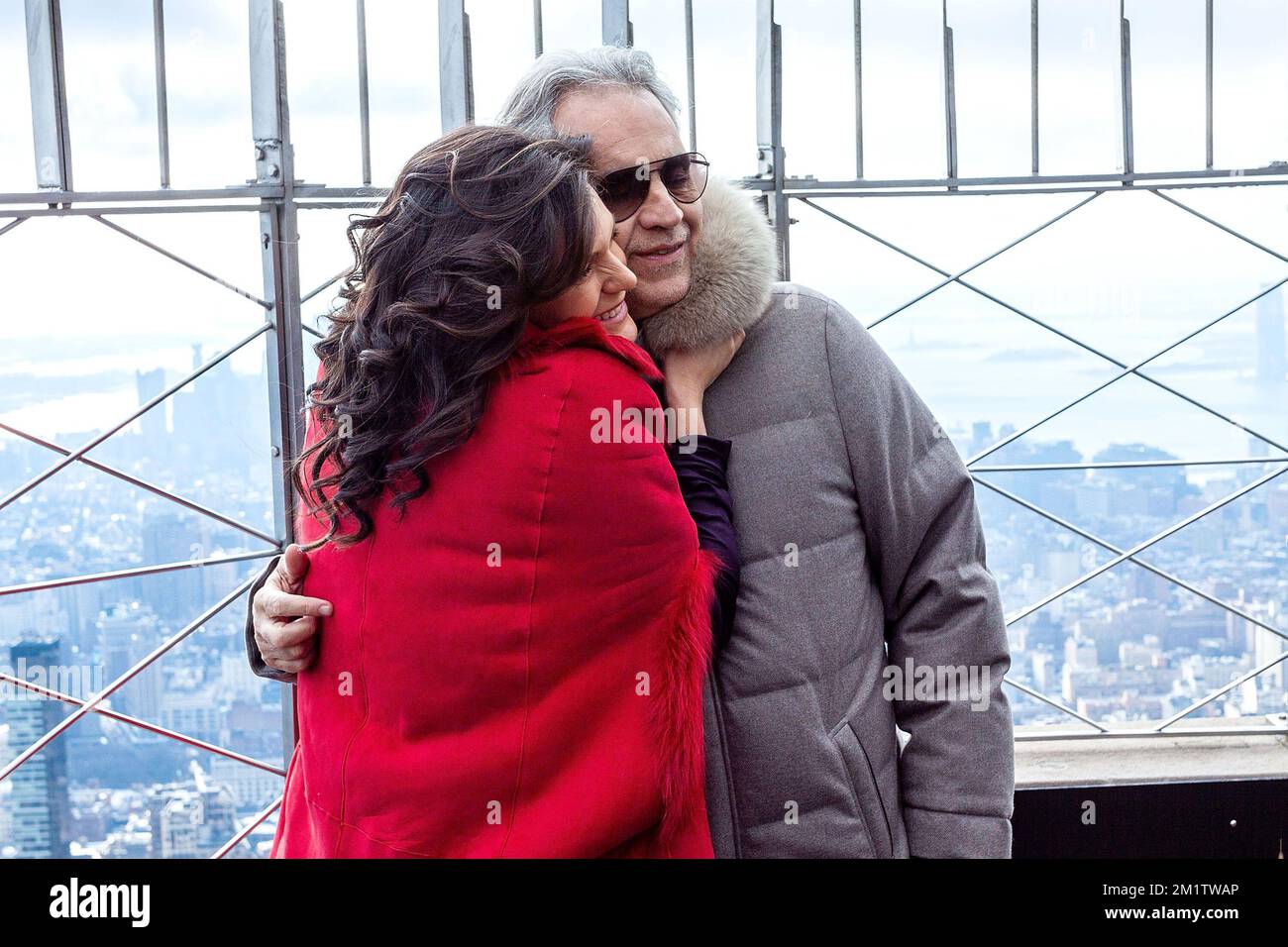 New York, New York, USA. 12. Dezember 2022. Veronica Berti Bocelli, Andrea Bocelli bei der Feier der Andrea Bocelli-Stiftung innovatives Musikbildungsprojekt ABF VOICES OF the Empire State Building. Kredit: Steve Mack/Alamy Stockfoto