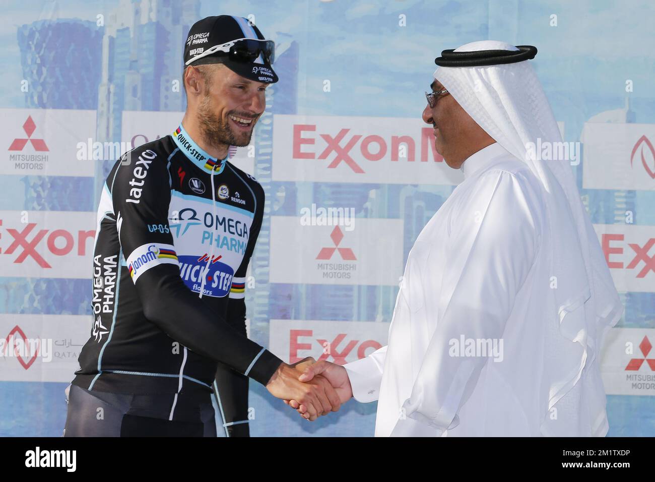 20140212 – AL KHOR CORNICHE, KATAR: Der belgische Tom Boonen vom Team Omega Pharma – Quick Step (L) wird nach dem Sieg der vierten Etappe des Radrennen 2014 der Katar-Tour, 135 km von Dukhan nach Mesaieed, Katar, am Mittwoch, den 12. Februar 2014 auf dem Podium gratuliert. Die Katar Tour 2014 findet vom 9. Bis 14. Februar statt. TERPSTRA Niki (NED) Omega Pharma - Quickstep, Leiter der Allgemeinen Klassifikation ROELANDTS Jurgen (BEL) Lotto - Belisol Stockfoto