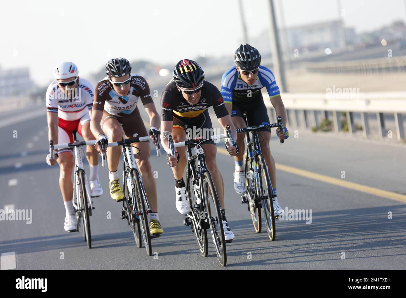 20140213 Uhr - FORT AL ZUBARA, KATAR: Belgischer Stijn Devolder von Trek Factory Racing , österreichischer Daniel Schorn vom Team NetApp-Endura, deutscher Patrick Gretsch von AG2R La Mondiale und russischer Wladimir Isaychev vom Team Katusha in Aktion während der fünften Etappe des Radrennens von Katar Tour 2014; 159 km von Al Zubara Fort nach Madinat Al Shamal, Katar, Donnerstag, 13. Februar 2014. Die Katar Tour 2014 findet vom 9. Bis 14. Februar statt. Stockfoto