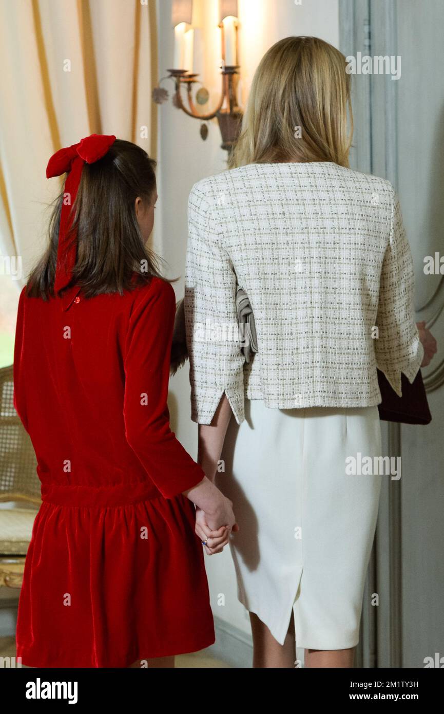 20140215 – BRÜSSEL, BELGIEN: Elisabetta Rosboch von Wolkenstein und ihre jüngste Schwester, Prinzessin Laetitia Maria, abgebildet bei der Verlobung des belgischen Prinzen Amedeo (Enkel von König Albert II) mit Elisabetta Rosboch von Wolkenstein in der Residenz Schonenberg (Wohnsitz der Eltern von Amedeo) am Samstag, den 15. Februar 2014 in Brüssel. Prinz Amedeo, 27 Jahre alt, und der italienische Journalist lebt in New York. BELGA FOTO FREDERIC SIERAKOWSKI Stockfoto