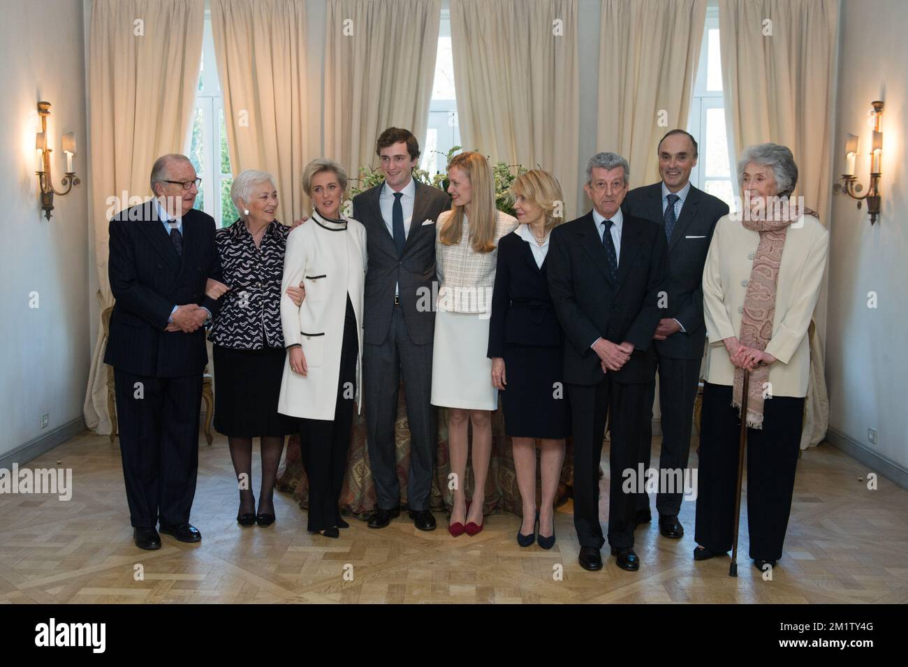 20140215 - BRÜSSEL, BELGIEN: L-R, König Albert II von Belgien, Königin Paola von Belgien, Prinzessin Astrid von Belgien, Elisabetta Rosboch von Wolkenstein ihre Mutter, Gräfin Lilia de Smecchia ihr Vater, Nobile Ettore Rosboch von Wolkenstein und Prinz Lorenz von Belgien, abgebildet am Tag des Engagements des belgischen Prinzen Amedeo (Enkel von König Albert II) mit Elisabetta Rosboch von Wolkenstein in der Residenz Schonenberg (Wohnsitz der Eltern von Amedeo) in Brüssel, Samstag, den 15. Februar 2014. Prinz Amedeo, 27 Jahre alt, und der italienische Journalist lebt in New York. BELGA PHOTO FREDERI Stockfoto