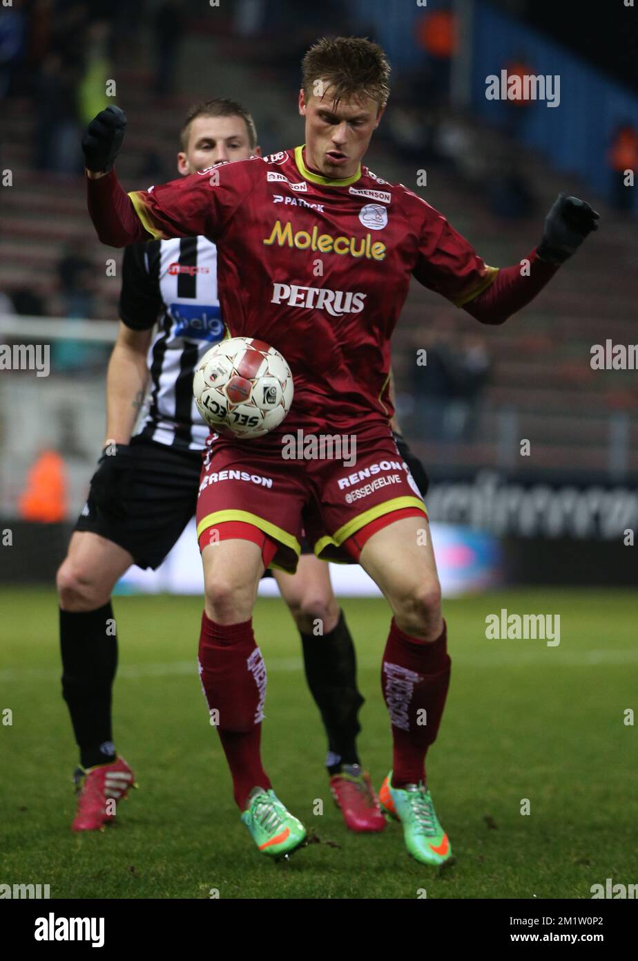 20140222 - CHARLEROI, BELGIEN: Marvin Pourie von Essevee und Sebastien Dewaest von Charleroi kämpfen um den Ball während des Spiels der Jupiler Pro League zwischen Charleroi und Zulte Waregem in Charleroi, Samstag, den 22. Februar 2014, am 27. Tag der belgischen Fußballmeisterschaft. BELGA PHOTO VIRGINIE LEFOUR Stockfoto