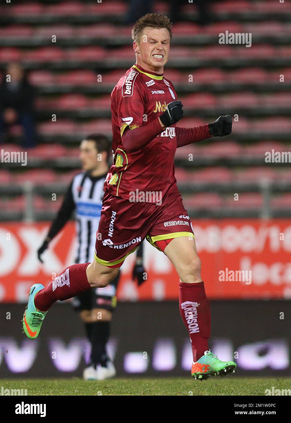 20140222 Uhr - CHARLEROI, BELGIEN: Essevees Marvin Pourie feiert nach einem Tor während des Spiels der Jupiler Pro League zwischen Charleroi und Zulte Waregem in Charleroi, Samstag, den 22. Februar 2014, am 27. Tag der belgischen Fußballmeisterschaft. BELGA PHOTO VIRGINIE LEFOUR Stockfoto