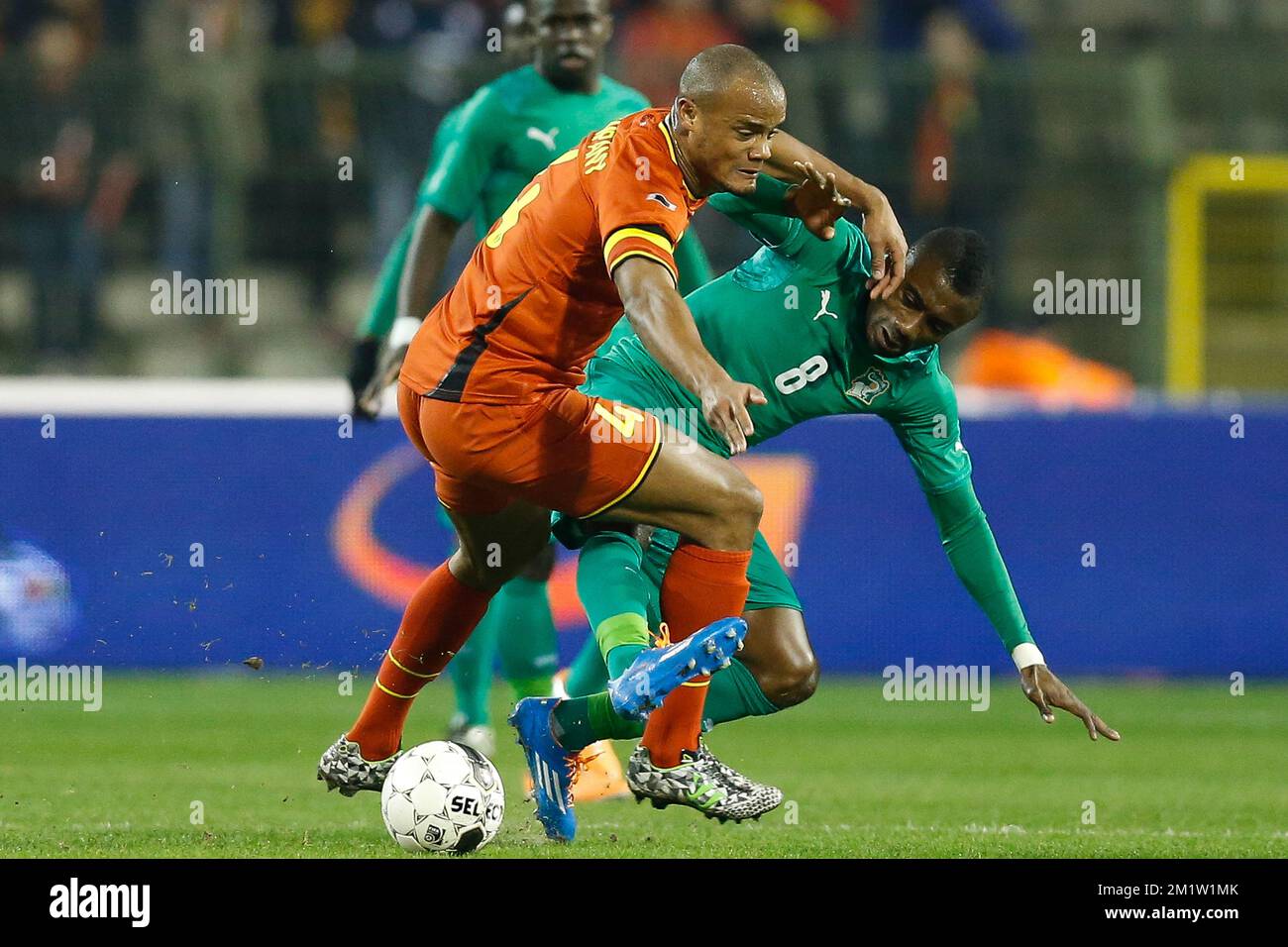 Der belgische Kapitän Vincent Kompany und Salomon Kalou von der Elfenbeinküste kämpfen um den Ball bei einem freundschaftlichen Fußballspiel zwischen der belgischen Nationalmannschaft der Roten Teufel und der Elfenbeinküste am Mittwoch, den 05. März 2014 in Brüssel. Stockfoto