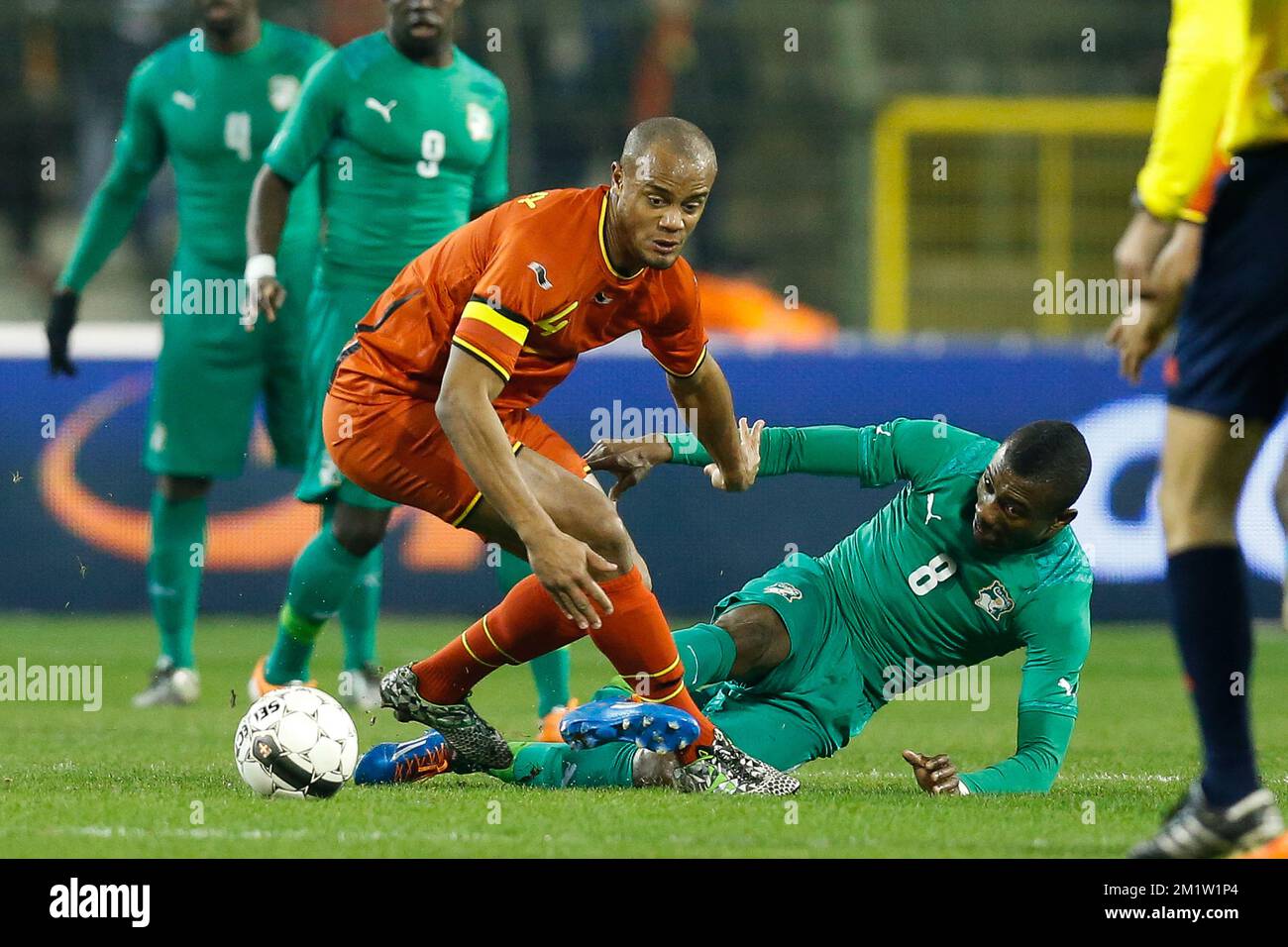 Der belgische Kapitän Vincent Kompany und Salomon Kalou von der Elfenbeinküste kämpfen um den Ball bei einem freundschaftlichen Fußballspiel zwischen der belgischen Nationalmannschaft der Roten Teufel und der Elfenbeinküste am Mittwoch, den 05. März 2014 in Brüssel. Stockfoto