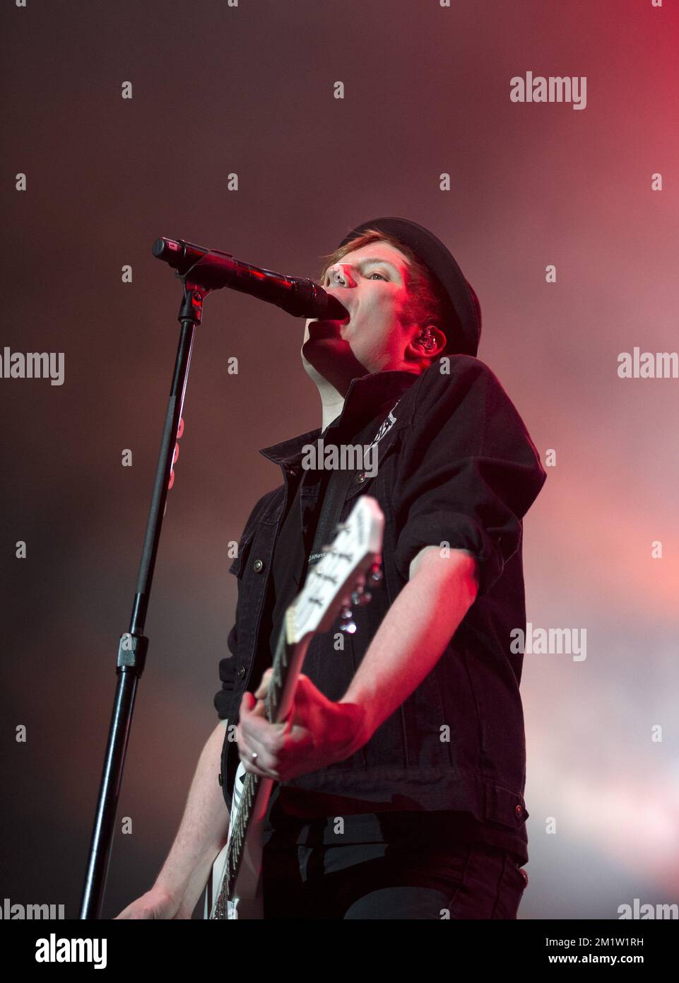 Die amerikanische Band Fall Out Boy tritt in der Heineken Music Hall in Amsterdam, Niederlande auf. Stockfoto