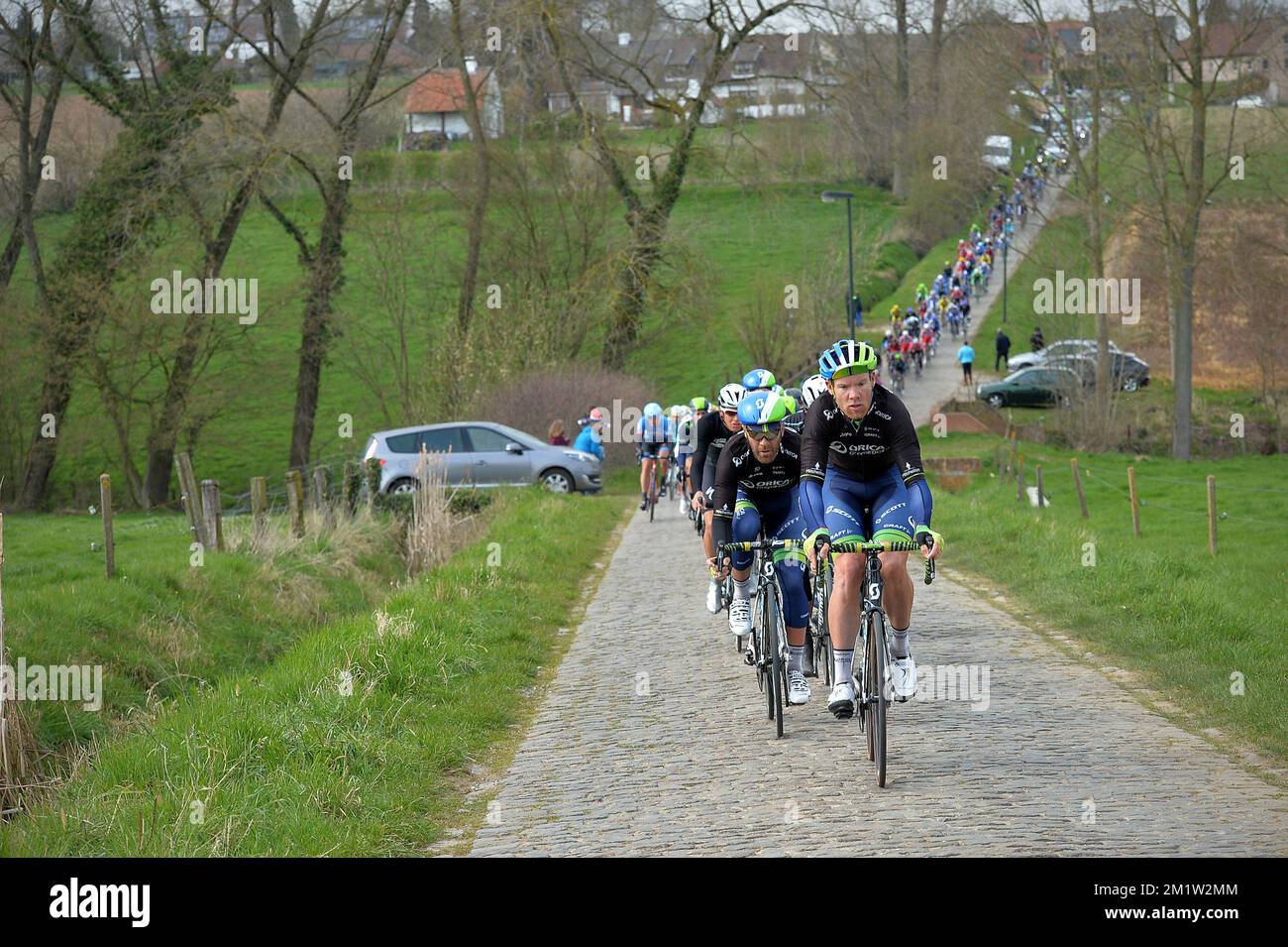 Die Abbildung zeigt die Gruppe von Radfahrern auf dem Haaghoek, die während der 69.. Ausgabe des Radrennen „Dwars Door Vlaanderen“, 200,8 km von Roeselare nach Waregem, abgebildet wurde. Stockfoto